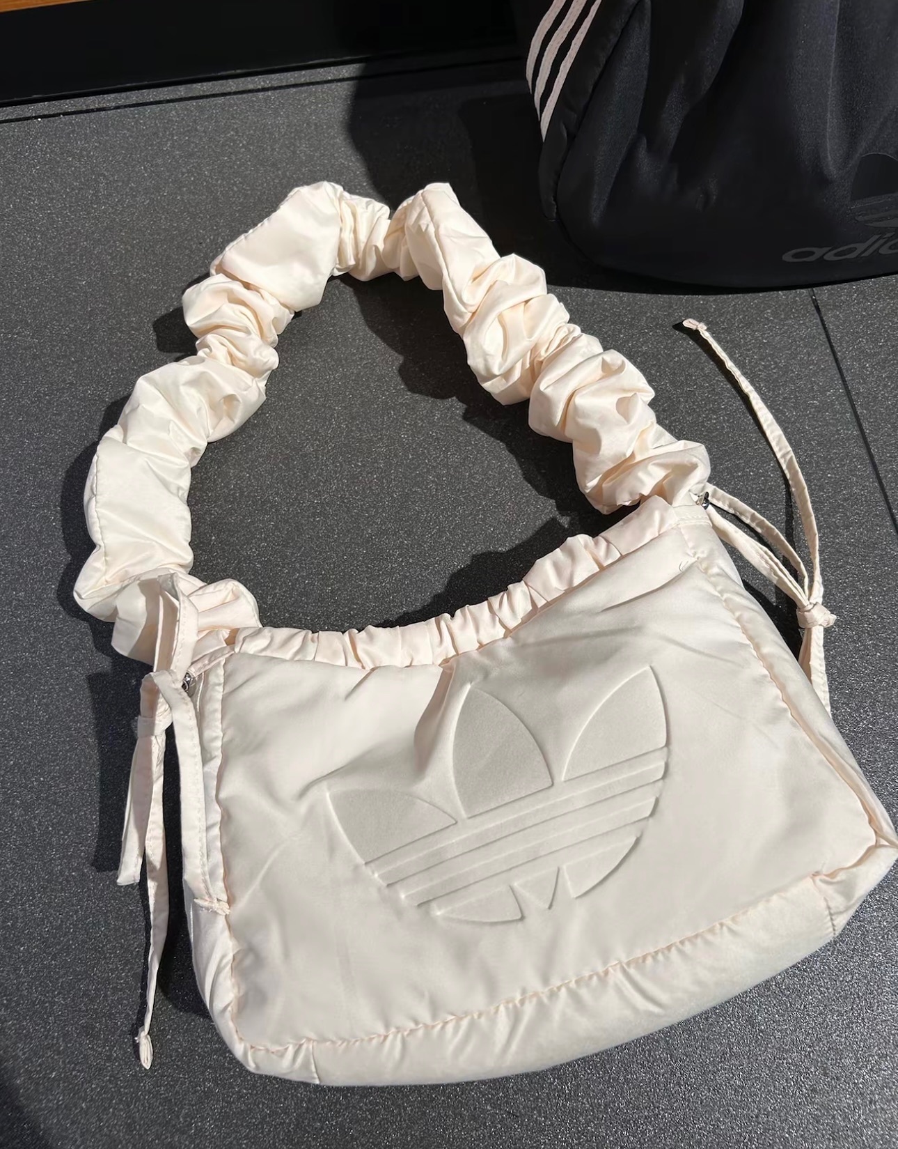 Adidas Originals RUFFLE Bag 奶白色 三葉草 雲朵包 尼龍材質