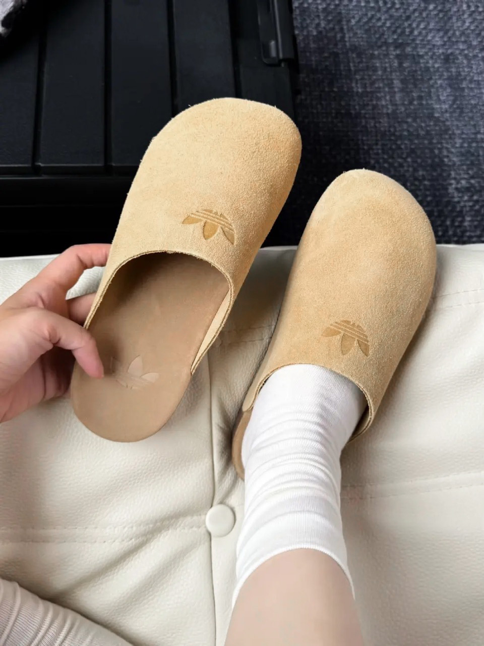 ADIDAS ORIGINALS ADIMULE 麂皮 穆勒鞋 包頭拖鞋 懶人鞋 半拖鞋 卡其色 男女鞋 JR3587 / 預購