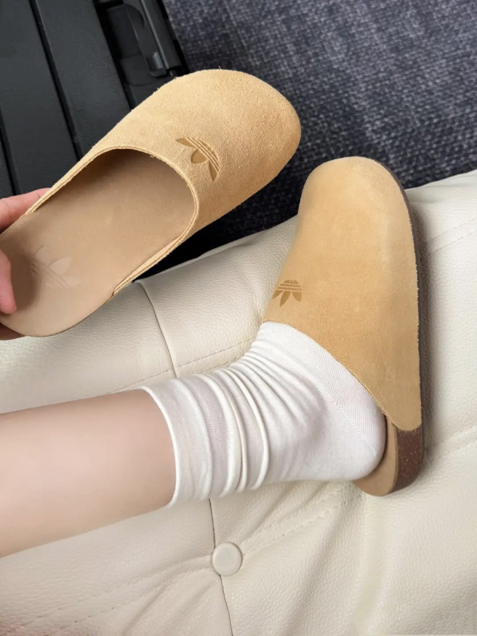 ADIDAS ORIGINALS ADIMULE 麂皮 穆勒鞋 包頭拖鞋 懶人鞋 半拖鞋 卡其色 男女鞋 JR3587 / 預購