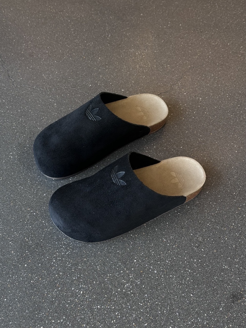 ADIDAS ORIGINALS ADIMULE 麂皮 穆勒鞋 包頭拖鞋 懶人鞋 半拖鞋 全黑 黑色 男女鞋 JQ4367 / 預購