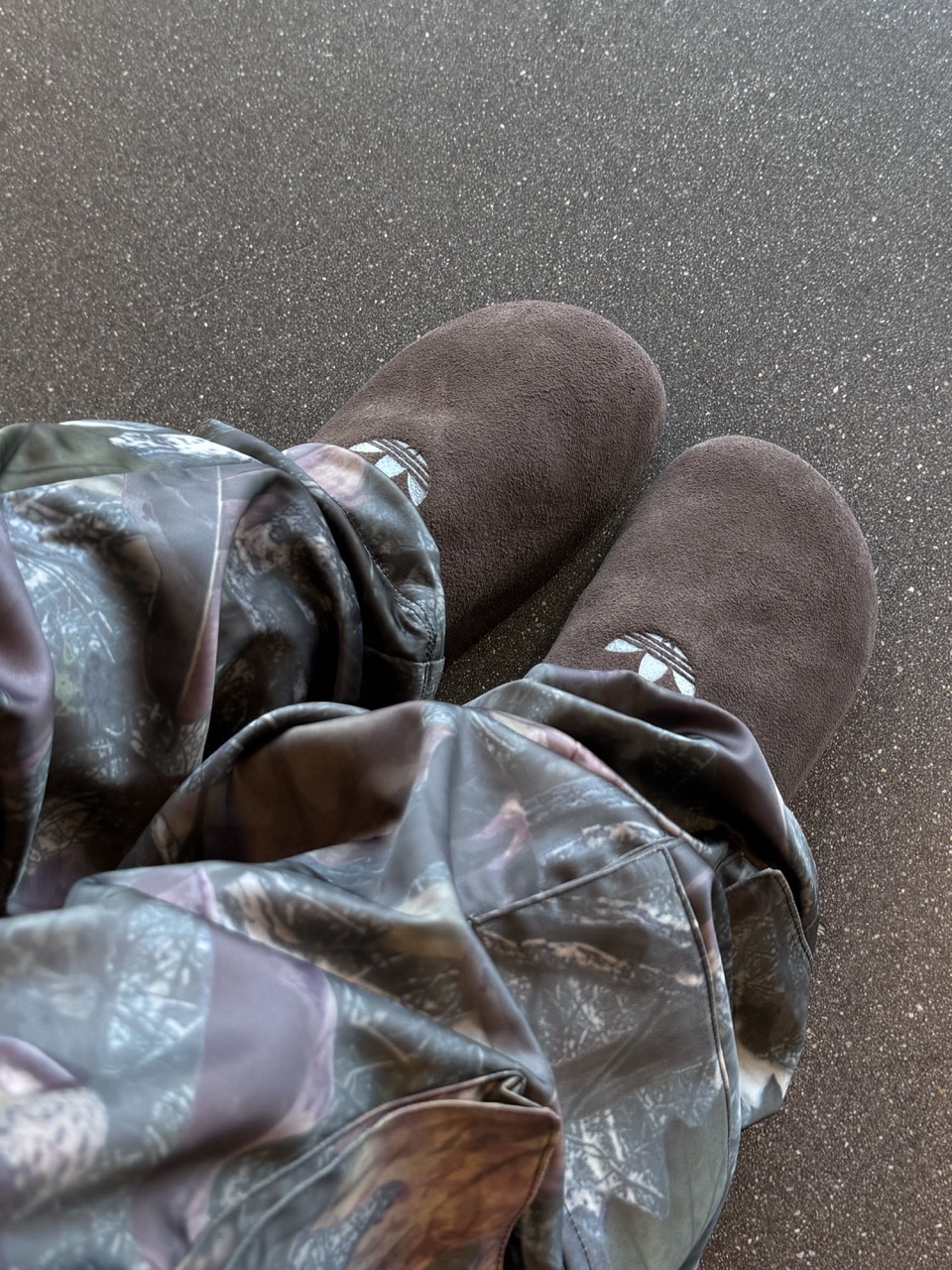 ADIDAS ORIGINALS ADIMULE 麂皮 穆勒鞋 包頭拖鞋 懶人鞋 半拖鞋 棕色 深棕 摩卡 男女鞋 JS0705 / 預購