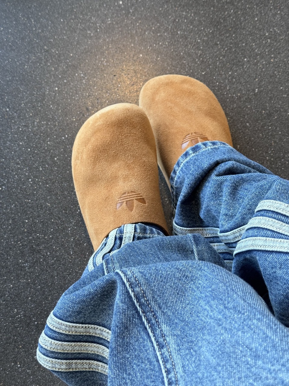 ADIDAS ORIGINALS ADIMULE 麂皮 穆勒鞋 包頭拖鞋 懶人鞋 半拖鞋 焦糖色 楓葉橘 男女鞋 JR3586 / 預購