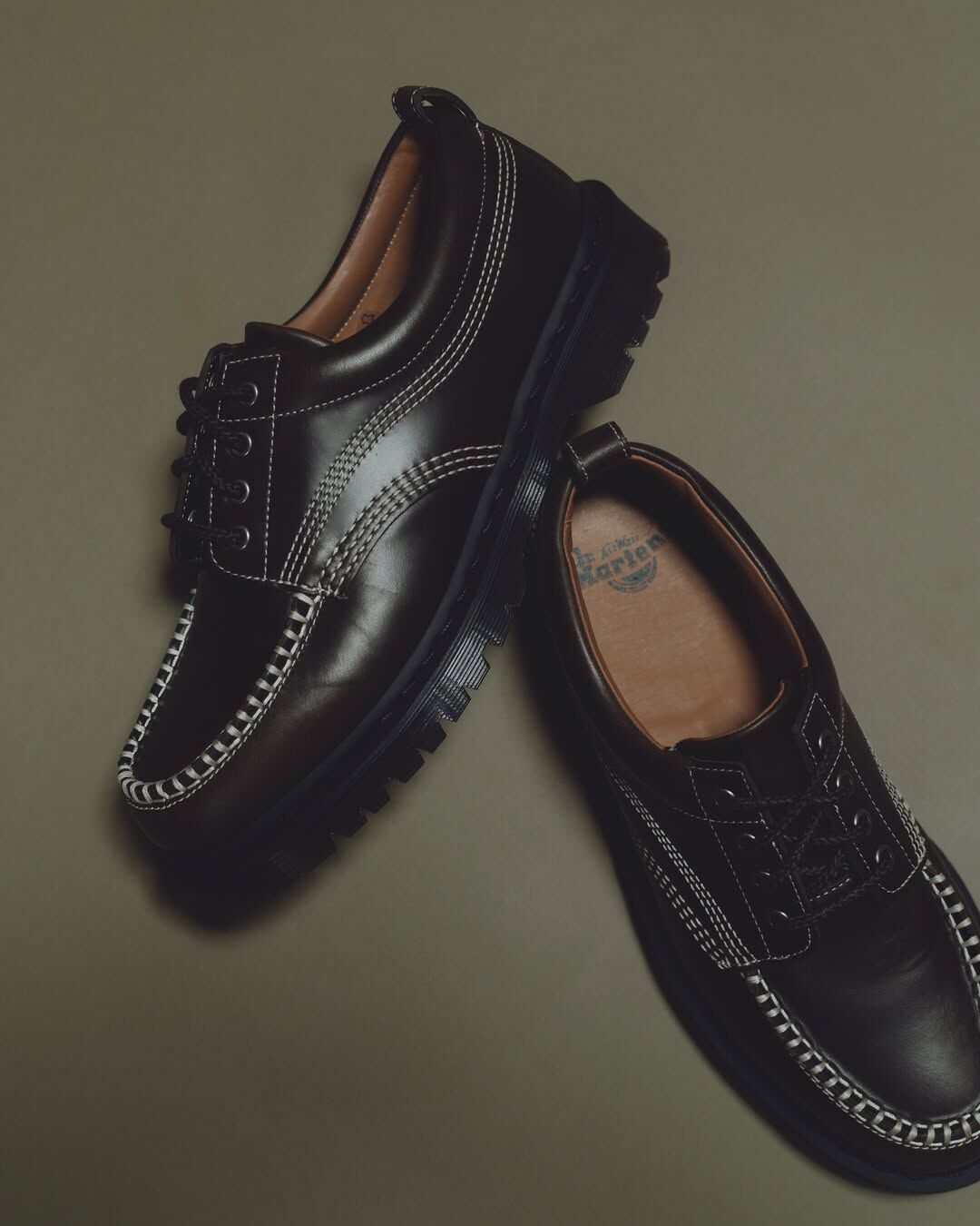 【Focus Store】預購 Dr. Martens Lowell Leather "Olive Orleans" 深橄欖綠 馬丁 41627300-GRN