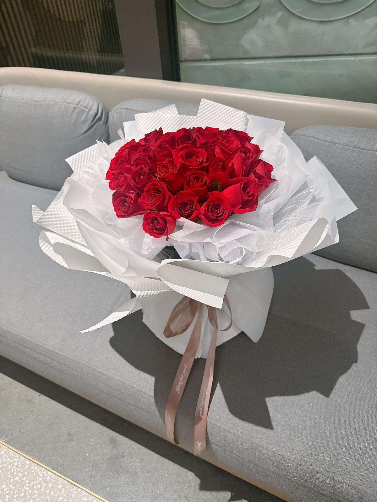 33枝紅玫瑰鮮花束