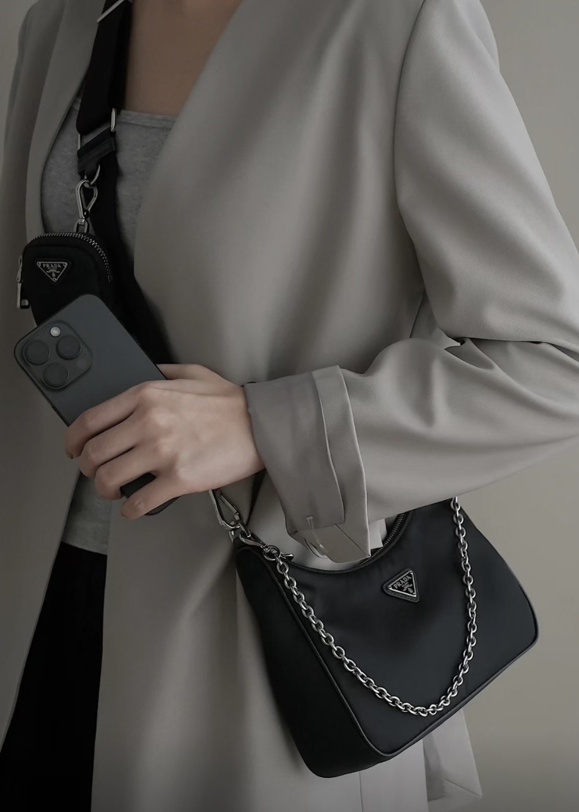 PRADA Re-Edition 2005 搪瓷三角標誌 可拆卸拉鍊 手提單肩袋 女款 黑色