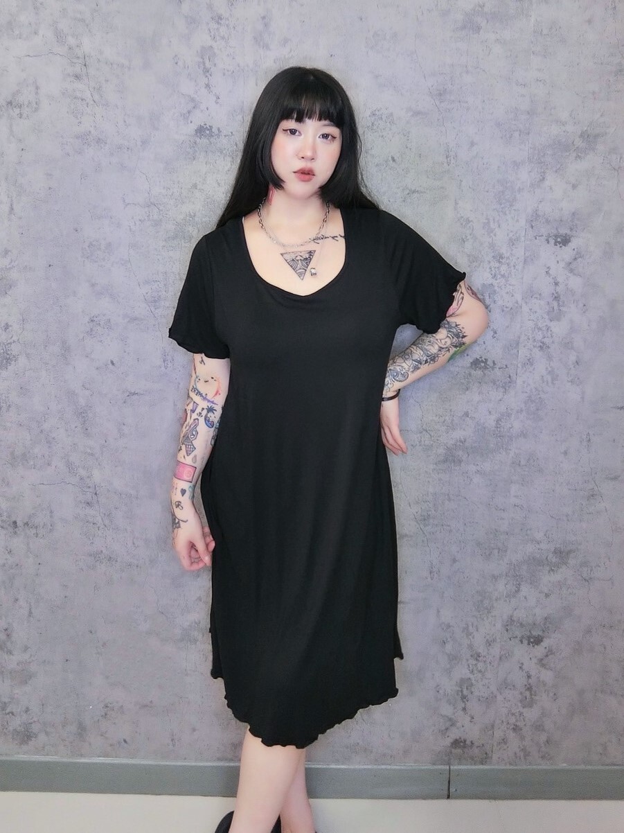 基本款大U領罩杯短袖洋裝