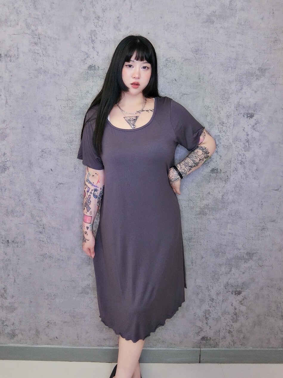 基本款大U領罩杯短袖洋裝