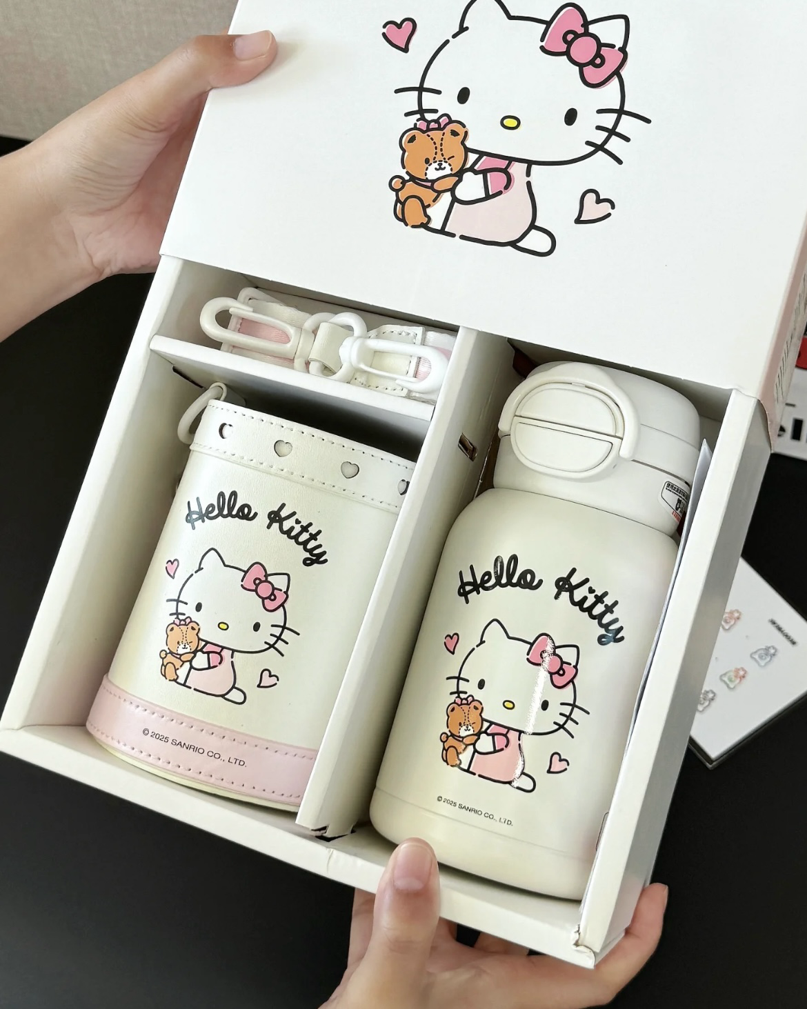 <正版授權>Hello Kitty 三麗鷗 保溫杯 三件組 水壺 背帶 杯套