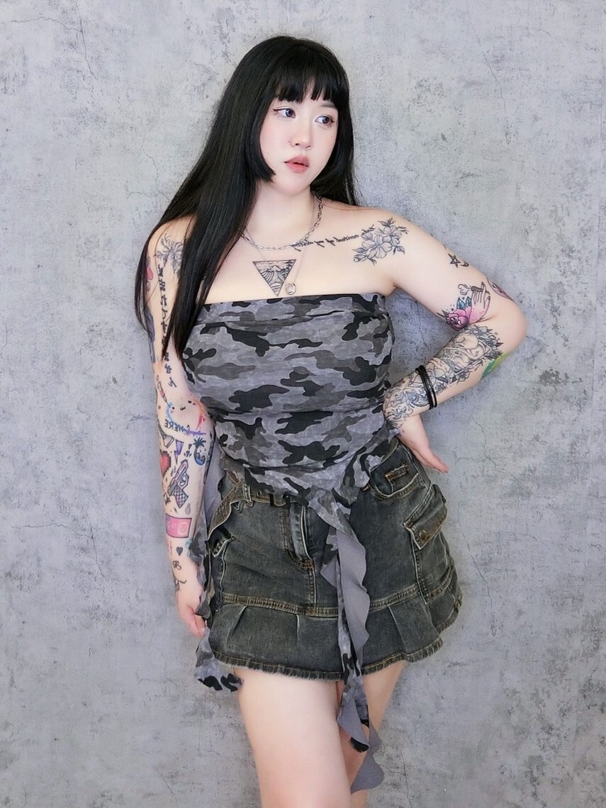 迷彩木耳邊下擺設計款平口上衣