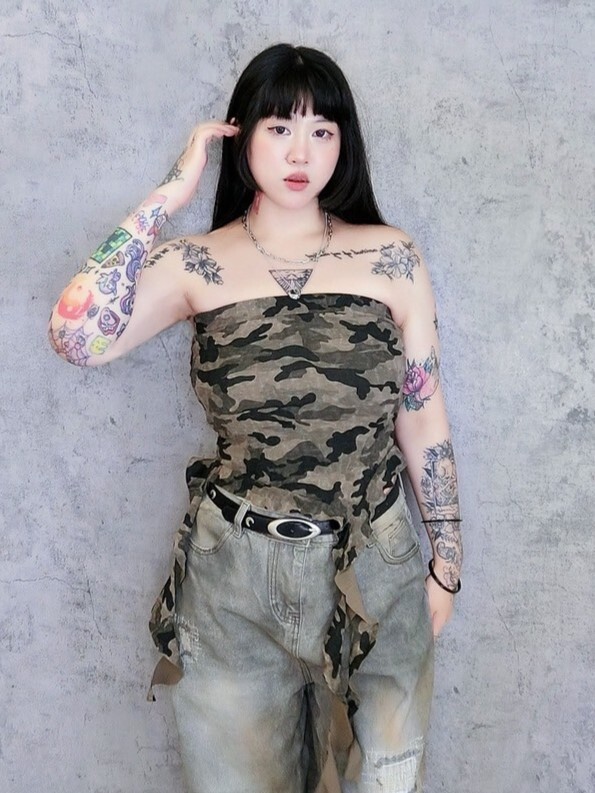 迷彩木耳邊下擺設計款平口上衣