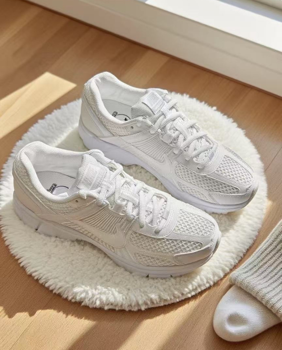 女鞋 NIKE W ZOOM VOMERO 5 SE 白色 珠光 復古 氣墊 ZOOM 透氣 緩震 慢跑鞋【IB4397-100】VMO5