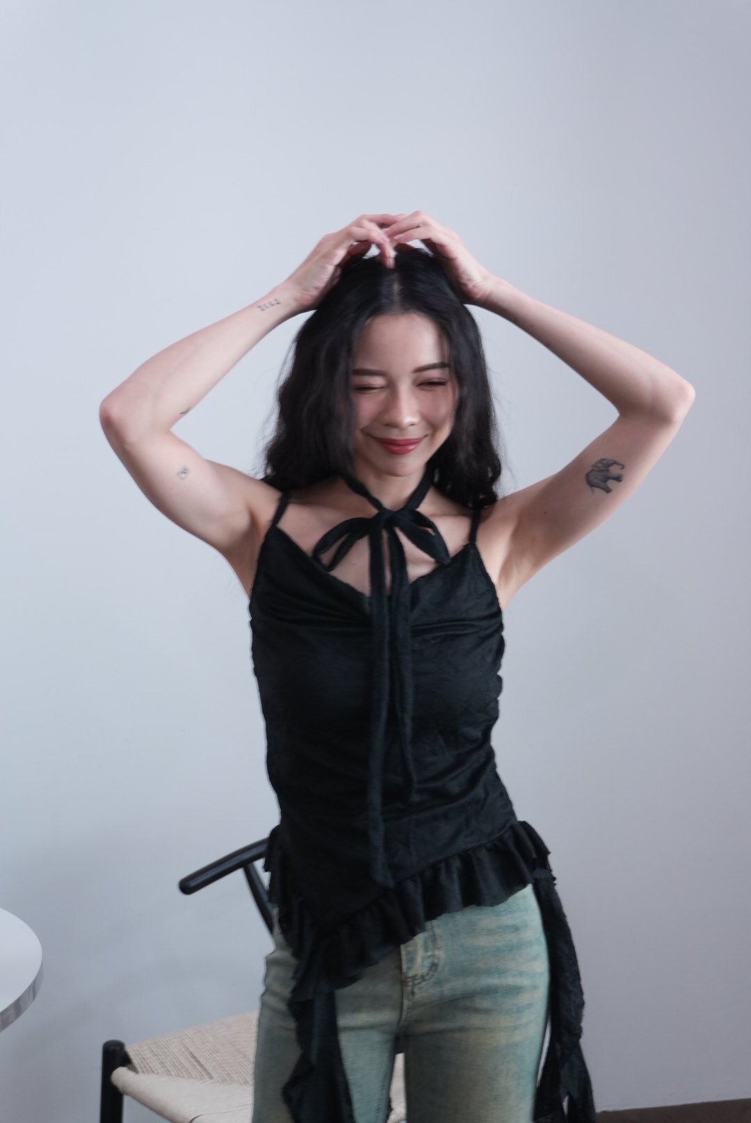 繞脖垂墜細肩帶上衣