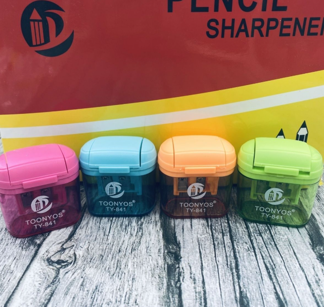 双孔笔刨 带盖 颜色随机