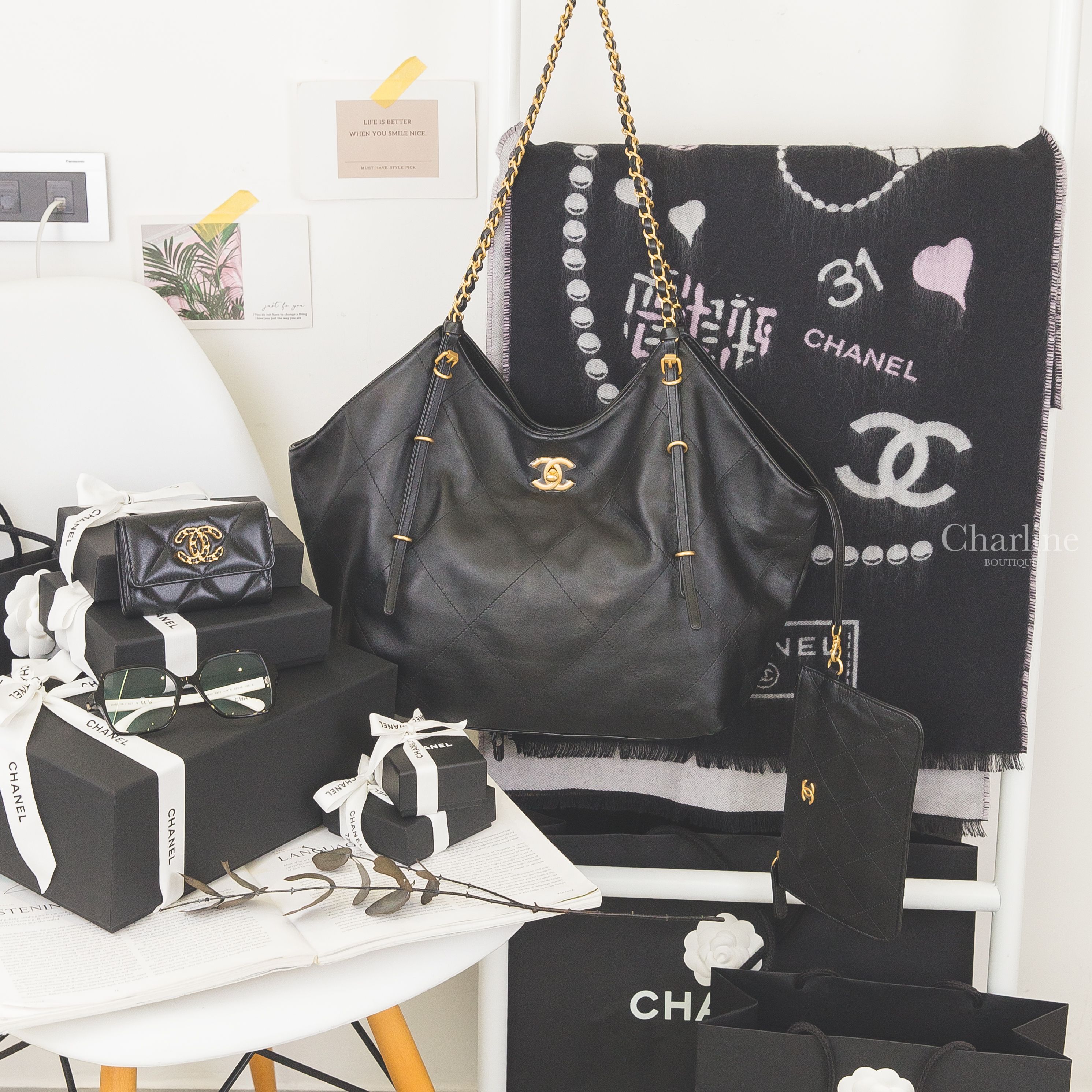 Chanel Shopping 黑色金CC金鍊大型牛皮大菱格紋扇形托特包,Chanel 黑色方框黑白拼色鏡腳眼鏡,Chanel 黑底白粉色滿版元素羊毛圍巾,Chanel 19 黑色金CC羊皮零錢包-Charline Boutique 精品代購