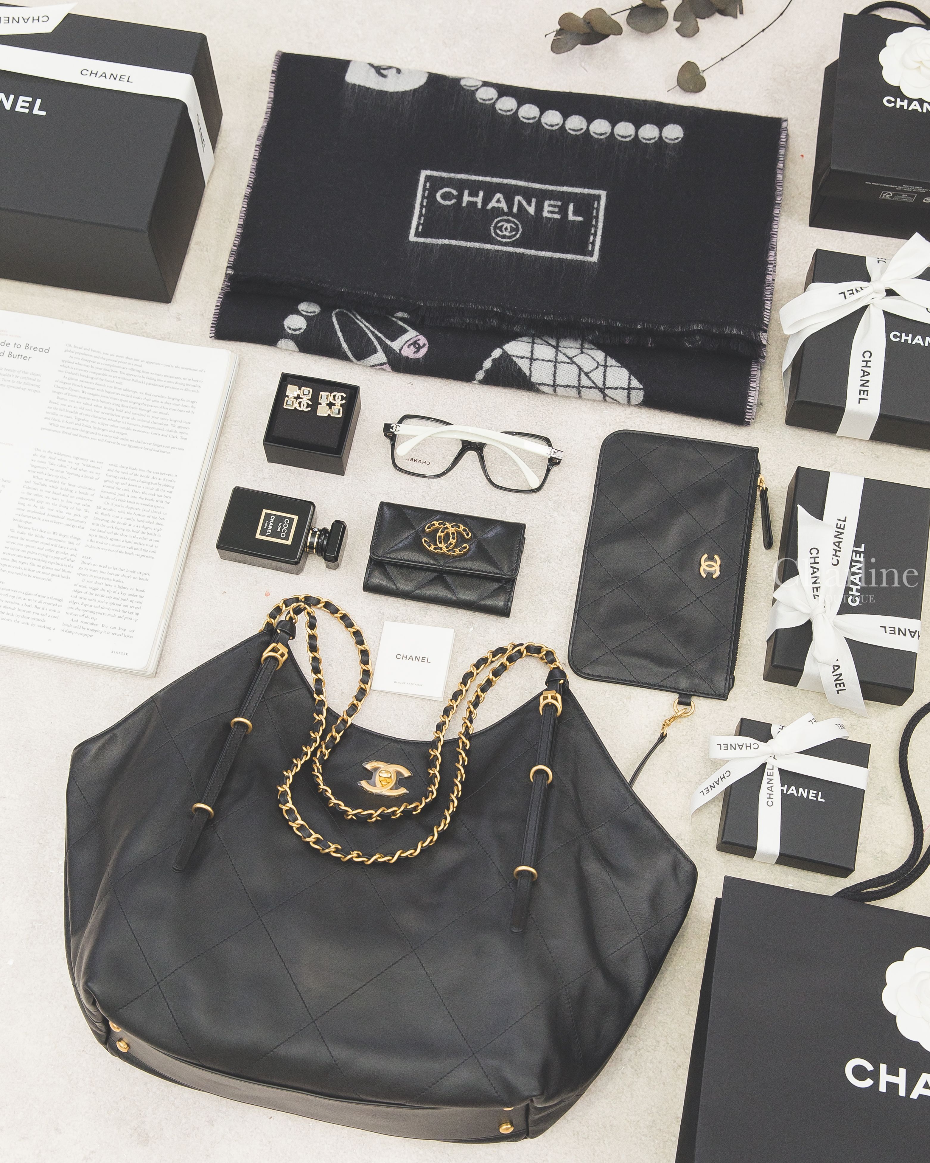 Chanel Shopping 黑色金CC金鍊大型牛皮大菱格紋扇形托特包,黑色方框黑白拼色鏡腳眼鏡,黑底白粉色滿版元素羊毛圍巾,19 黑色金CC羊皮零錢包,金色方格水鑽CC方形耳環-Charline Boutique 精品代購