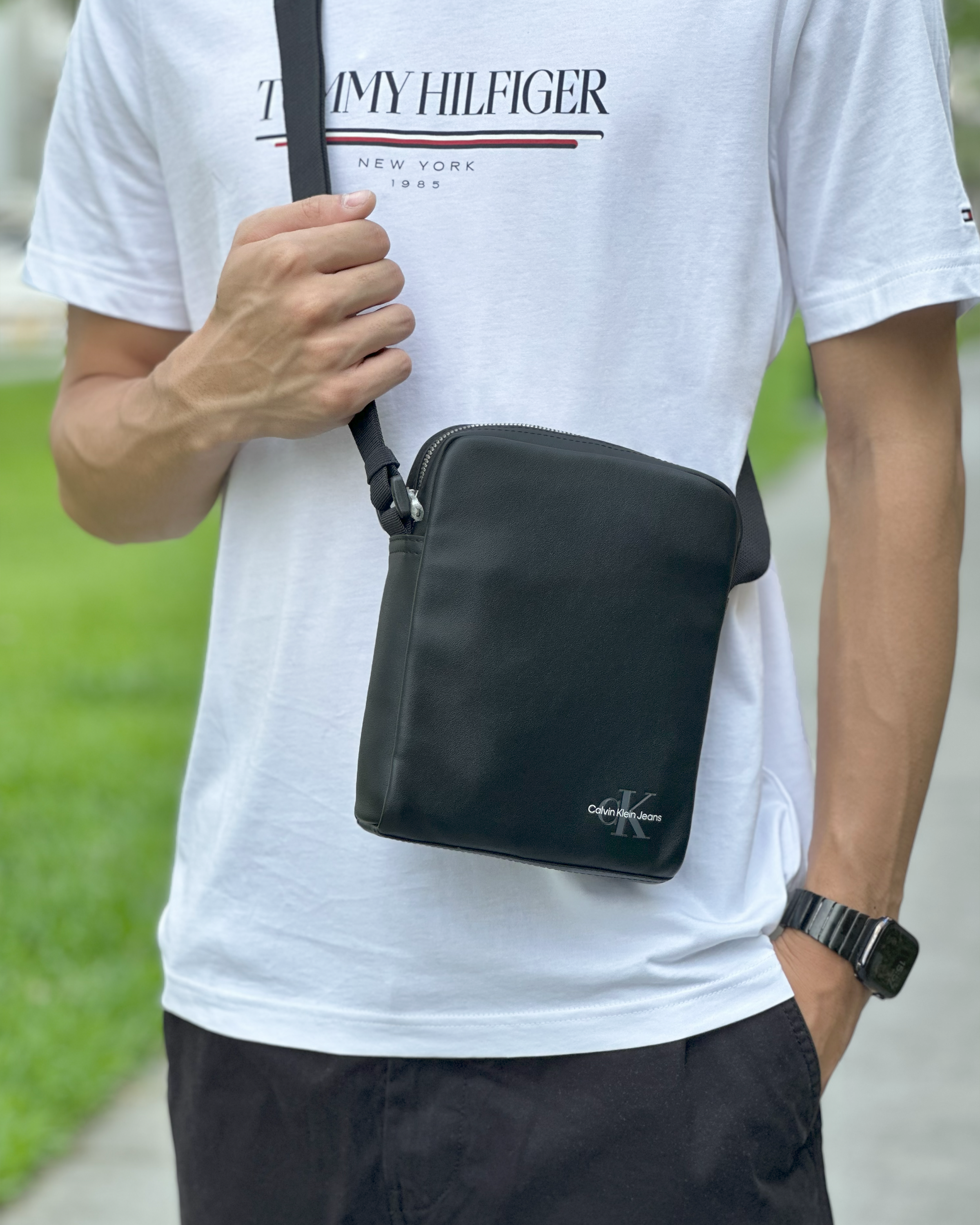 Calvin Klein CK 壓紋經典小字母 方包 斜背包 男包