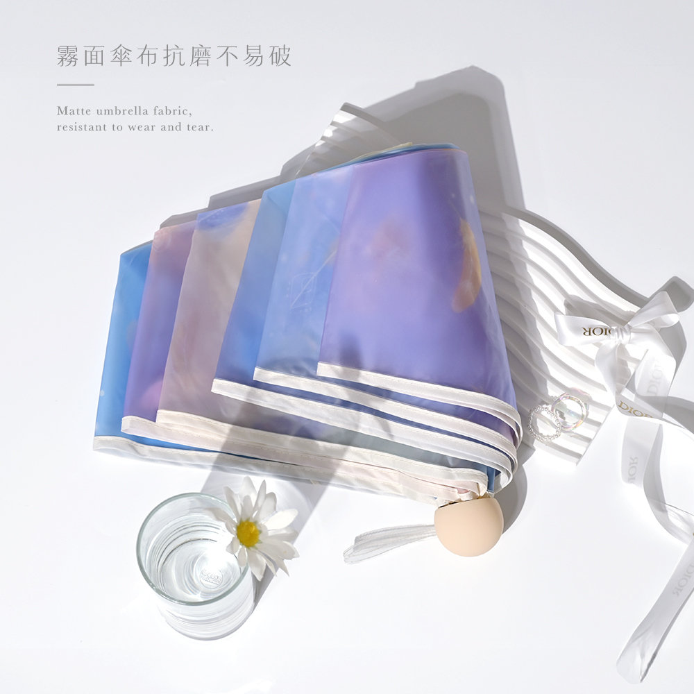 霧面傘布抗磨不易破。Matte umbrella fabric, resistant to wear and tear.