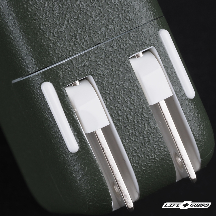 砂紋貼膜質感特寫，Apple 35W 雙 USB-C 專屬開版，LIFE+GUARD 設計風格