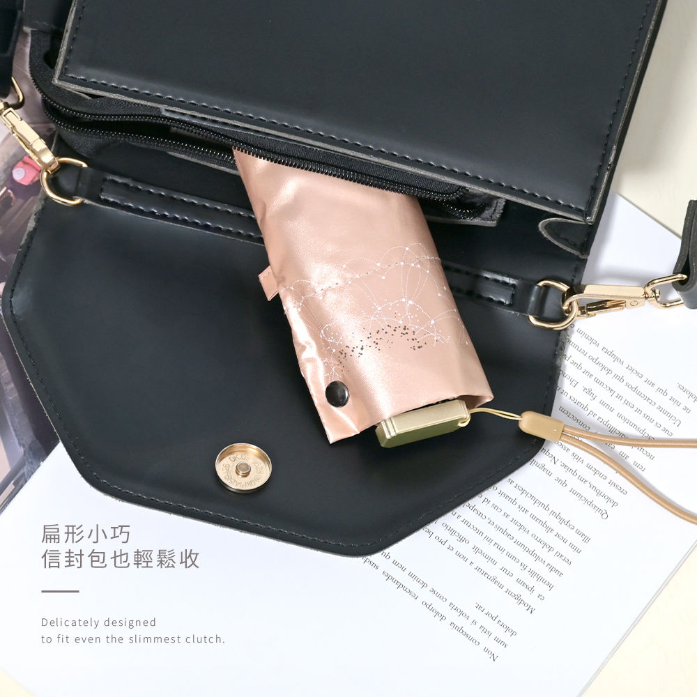扁型小巧信封包也輕鬆收。Delicately designed to fit even the slimmest clutch.