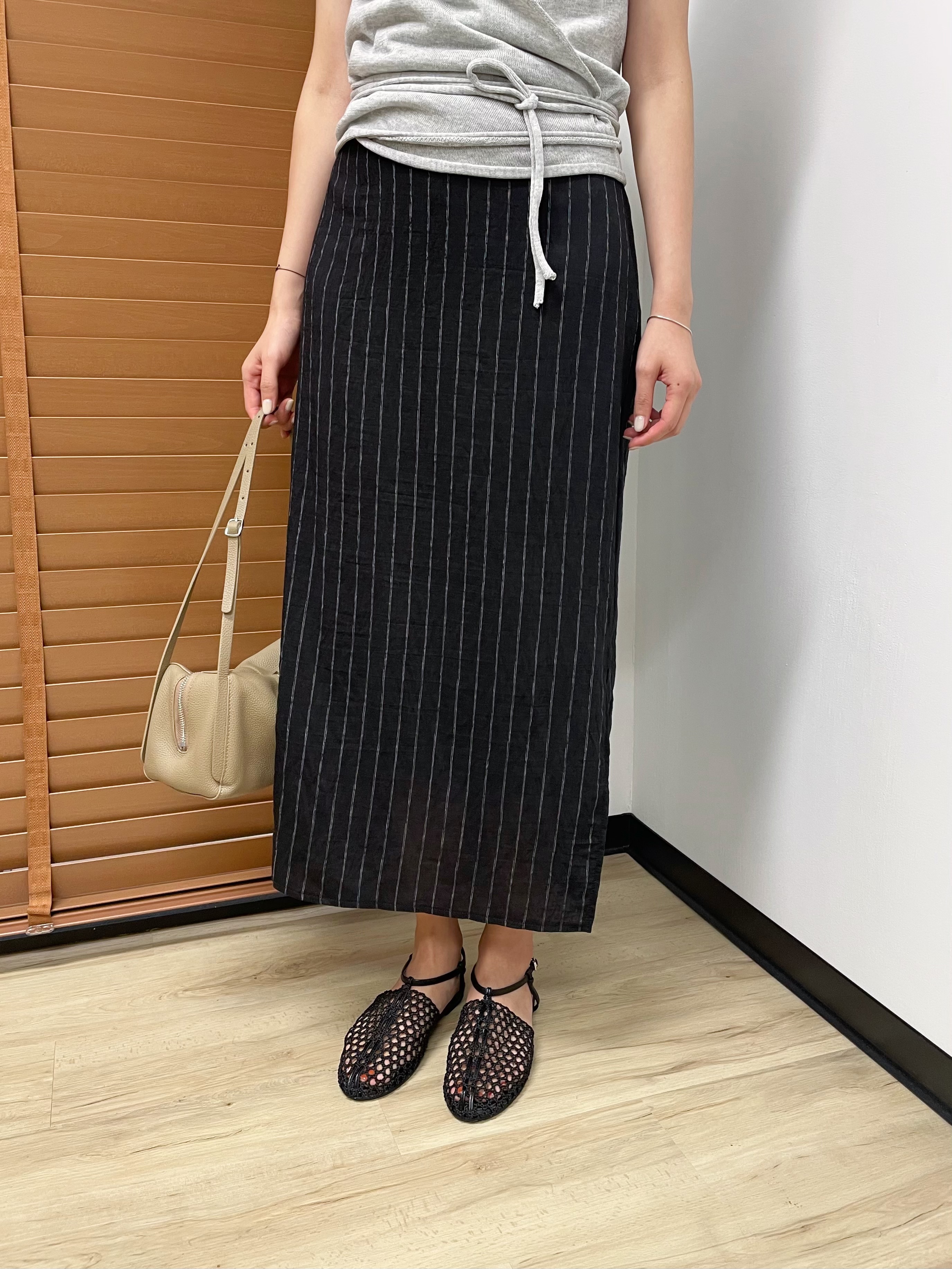 #228N517 棉麻肌理感，直條紋西裝半裙