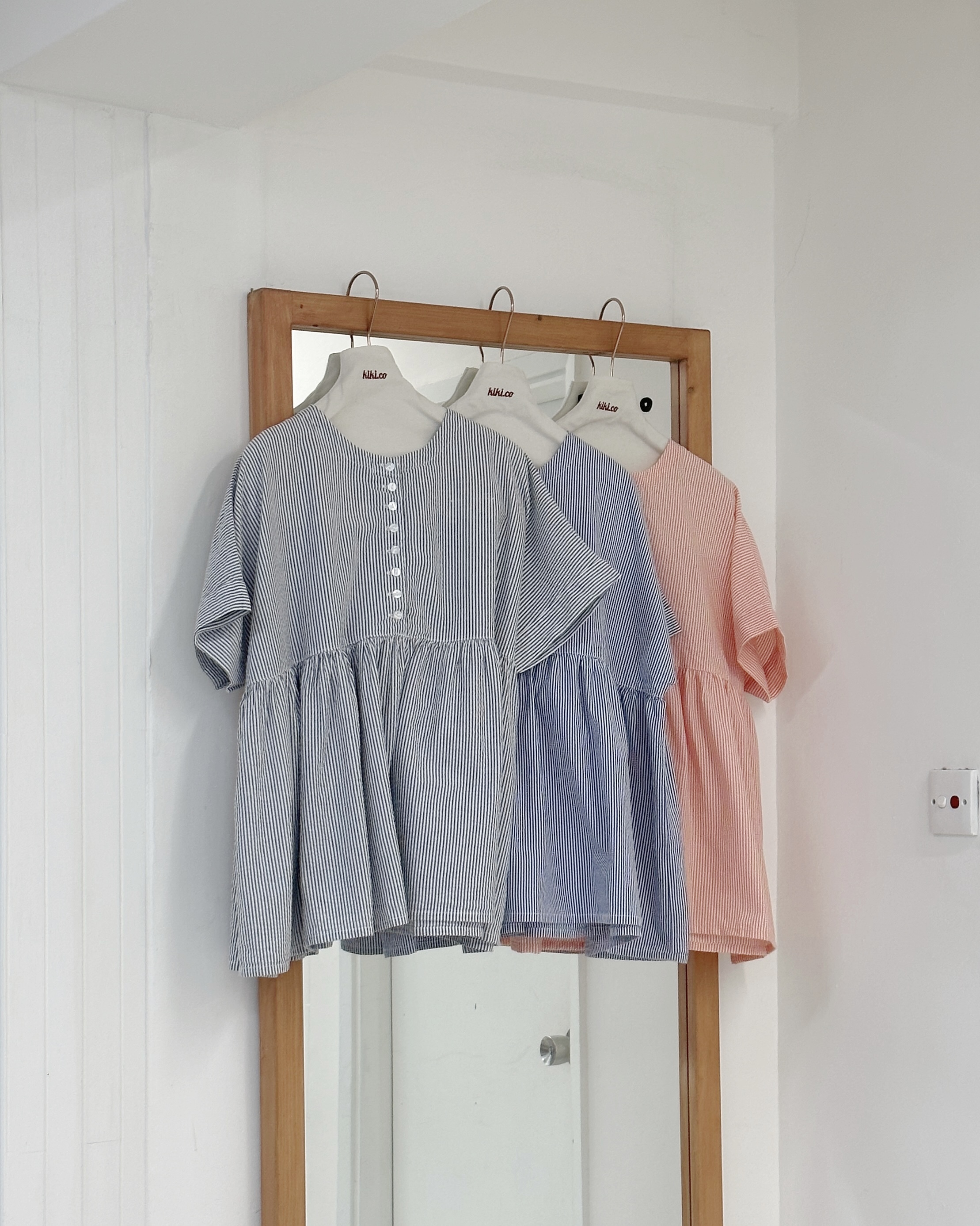 凹凸直紋圓領半開胸微闊上衣