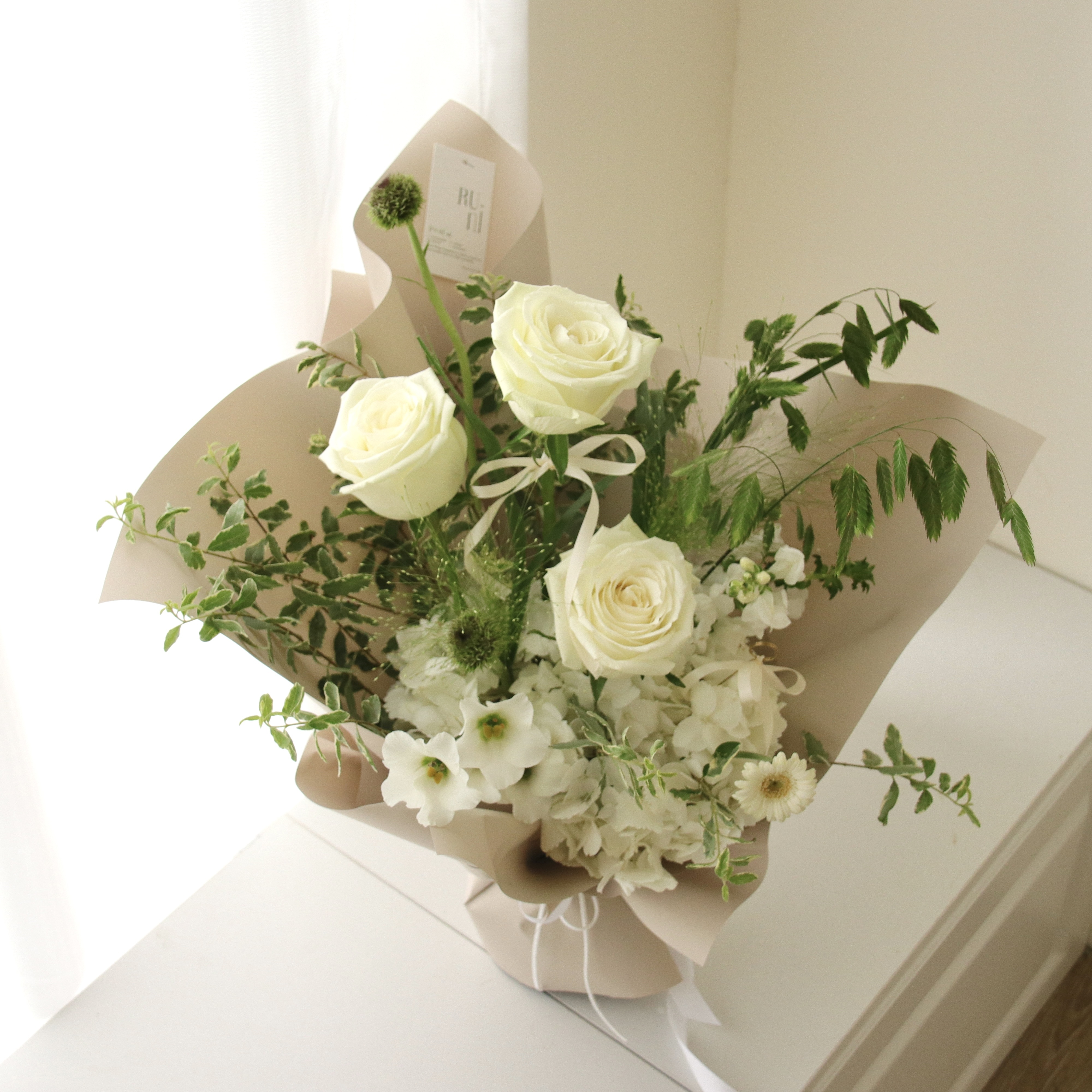 如約而至 進口白玫瑰綜合鮮花花束