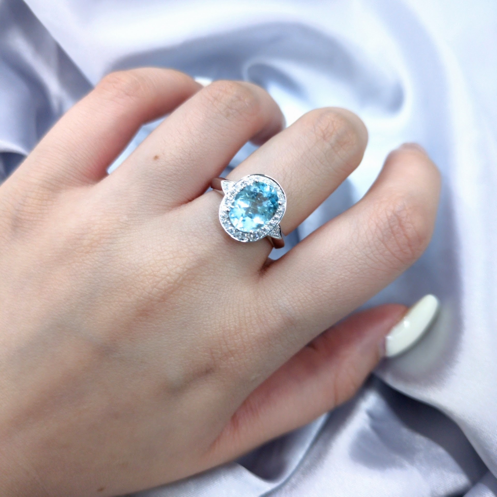 18K White Gold 2.39ct Paraiba and Diamond Ring