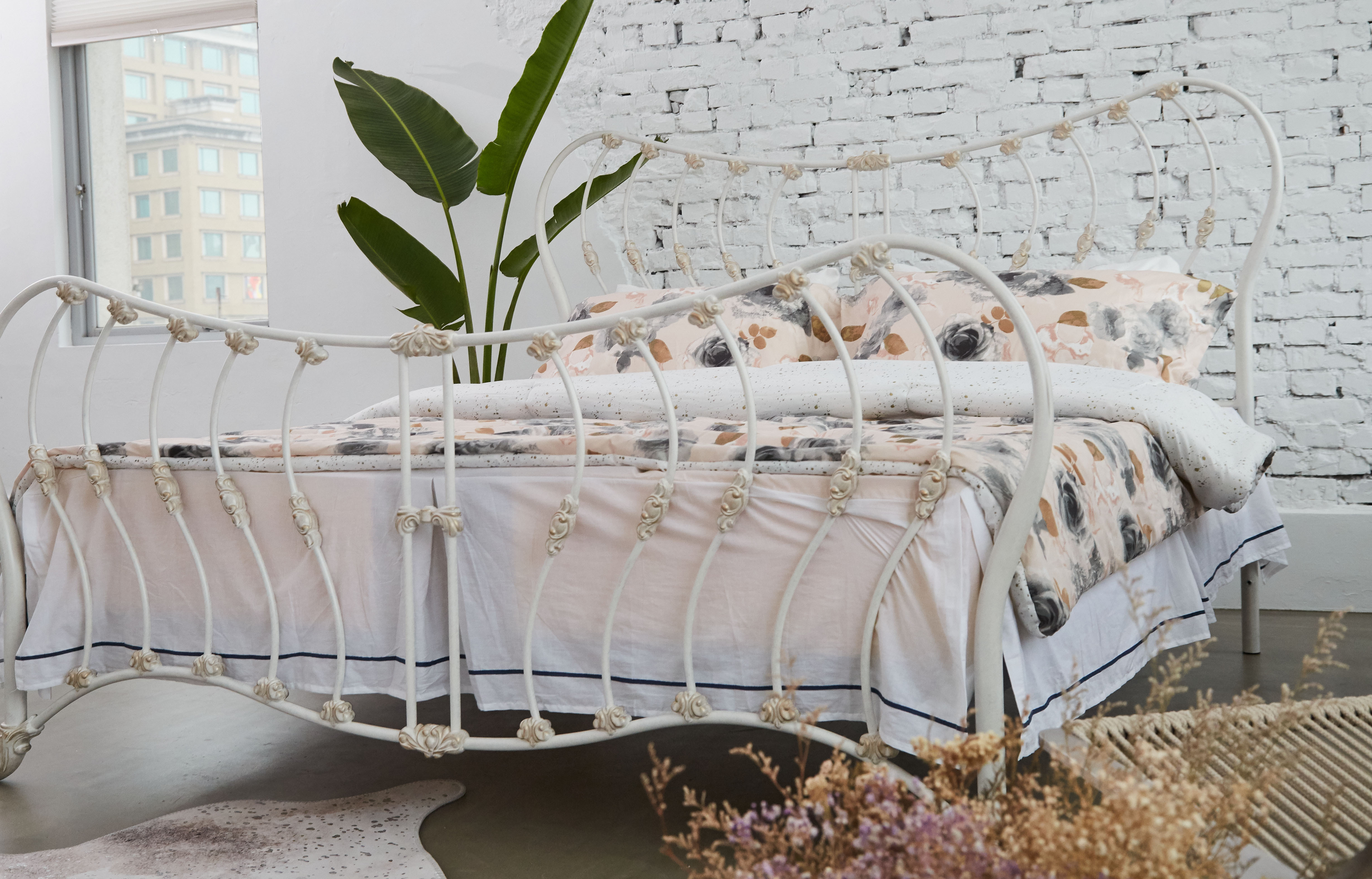 羅曼史系列-溫莎公爵 鐵床架(白色)