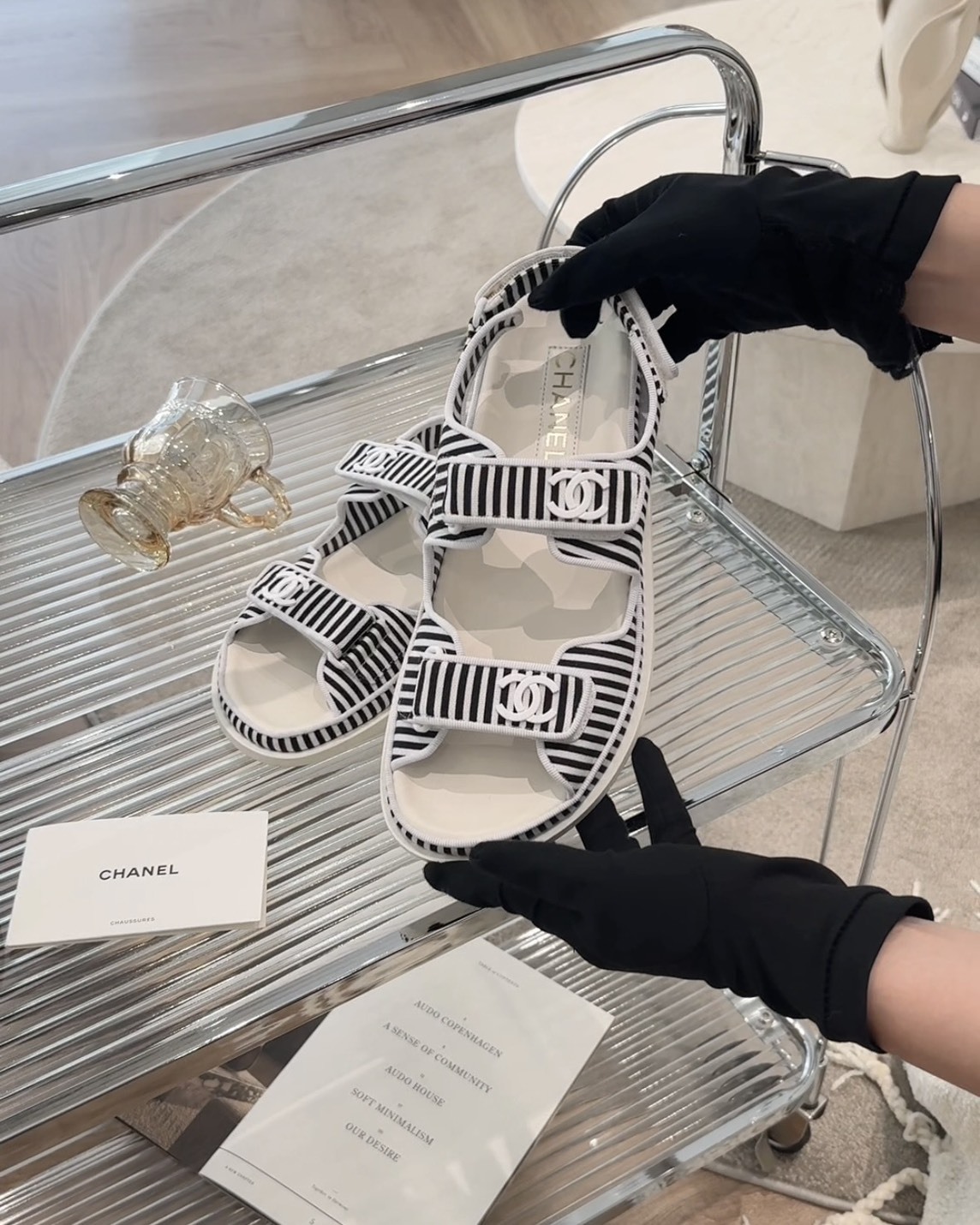 CHANEL｜線條魔鬼氈涼鞋 黑白色