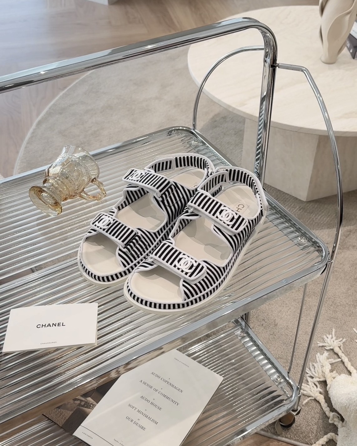 CHANEL｜線條魔鬼氈涼鞋 黑白色