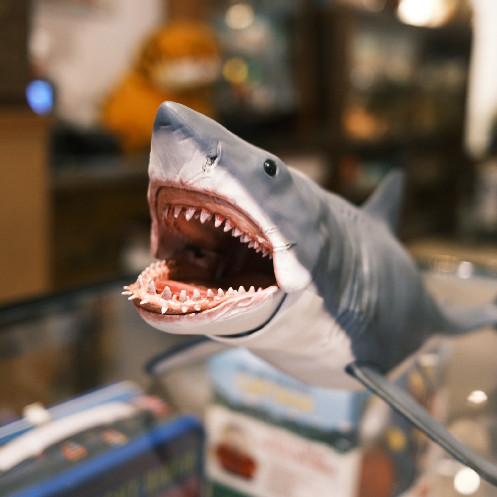 NECA 50週年大白鯊玩具組販售為全新未拆