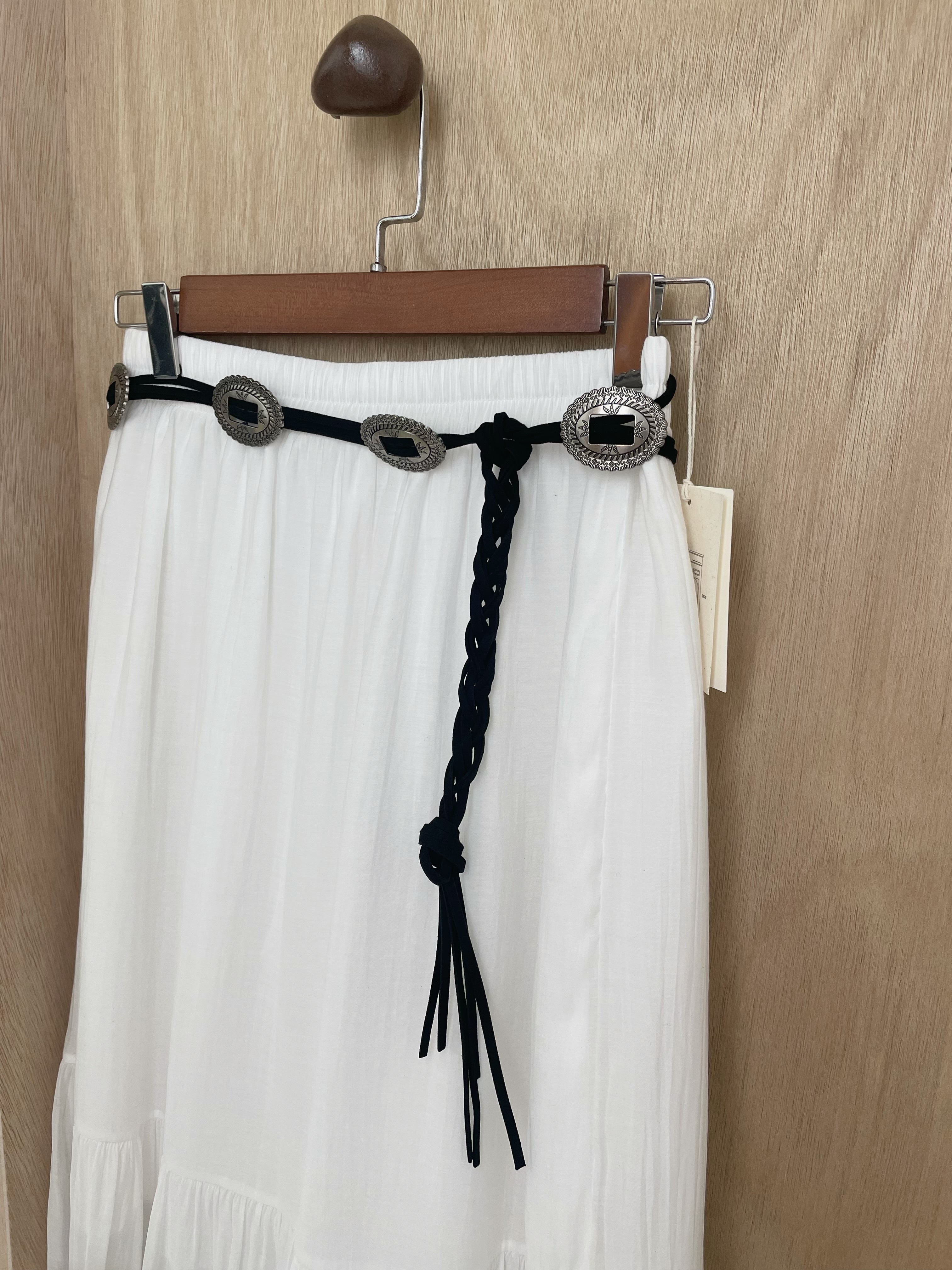 #228AA065 點亮造型，金屬牌綁繩皮帶