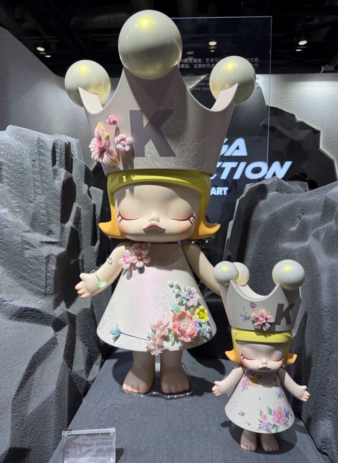 POP MART 泡泡瑪特 400% MEGA ROYAL MOLLY 漫縵花落絨 公仔 收藏擺件 潮流可愛玩偶 Aug25