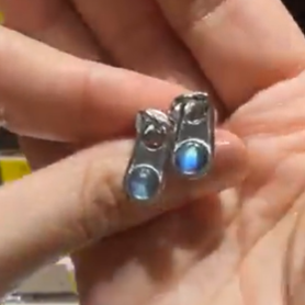 250809 - C1 強光灰月光拉鏈半銀耳釘1對