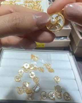 250809 - C3 珍珠太陽白貝母金色圓形吊咀 送 金色鎖鏈款鈦鋼鏈