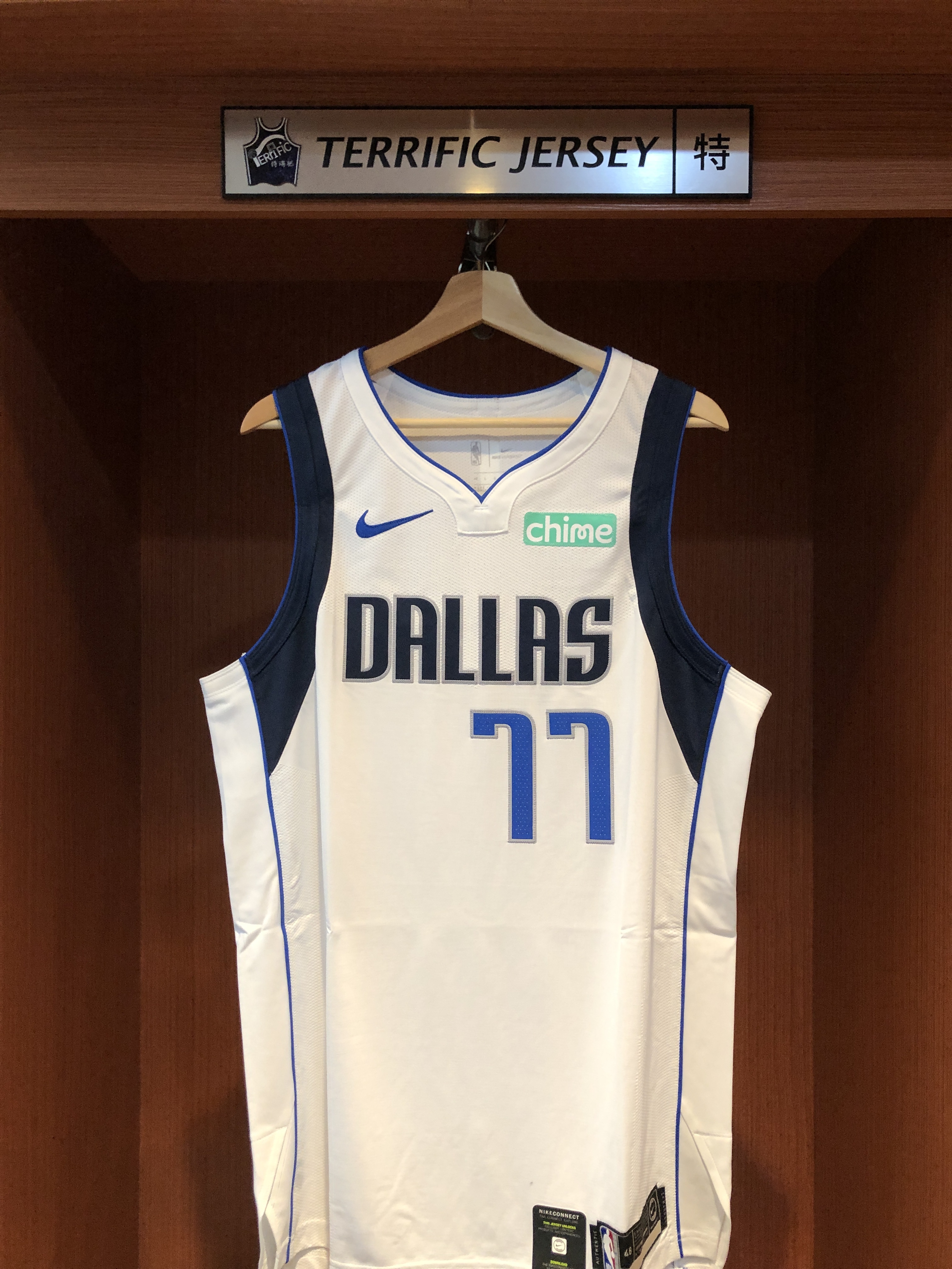 NBA球衣 Luka Doncic 達拉斯小牛白 Association Nike Authentic 球員版 電繡 含贊助商標 綠底 全新