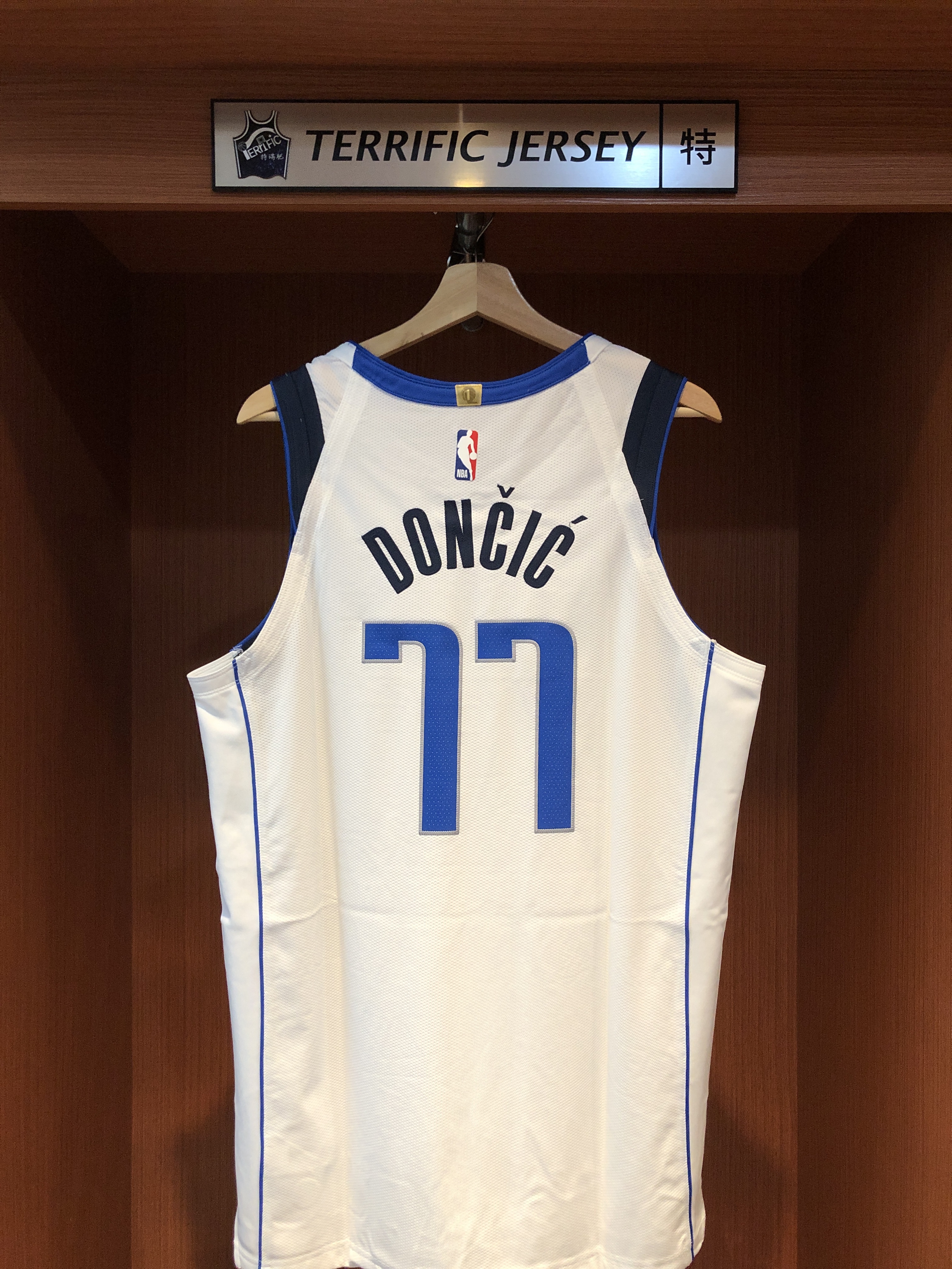 NBA球衣 Luka Doncic 達拉斯小牛白 Association Nike Authentic 球員版 電繡 含贊助商標 綠底 全新