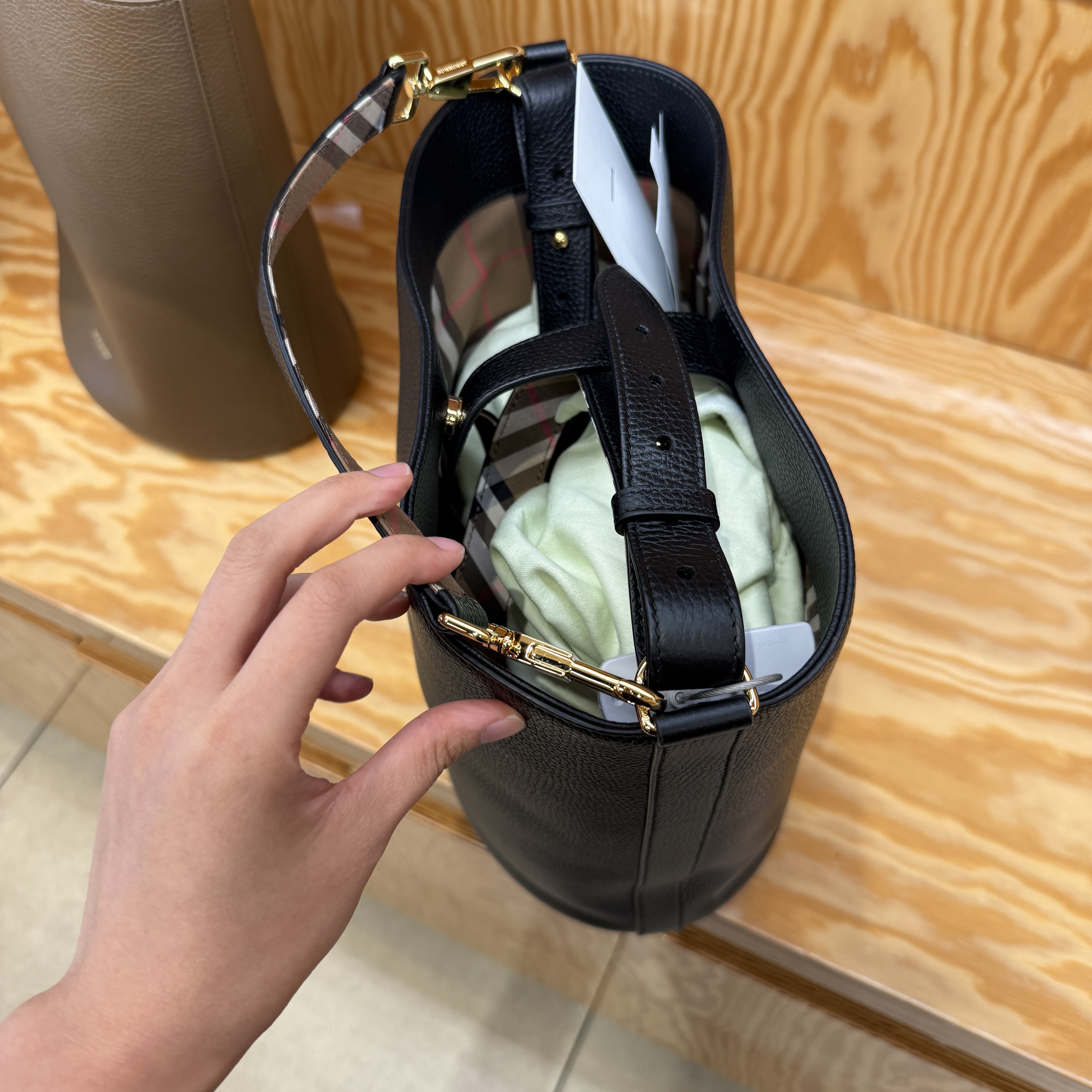 【MEGA SALE】Burberry Calf Medium Bucket Bag 3 colors