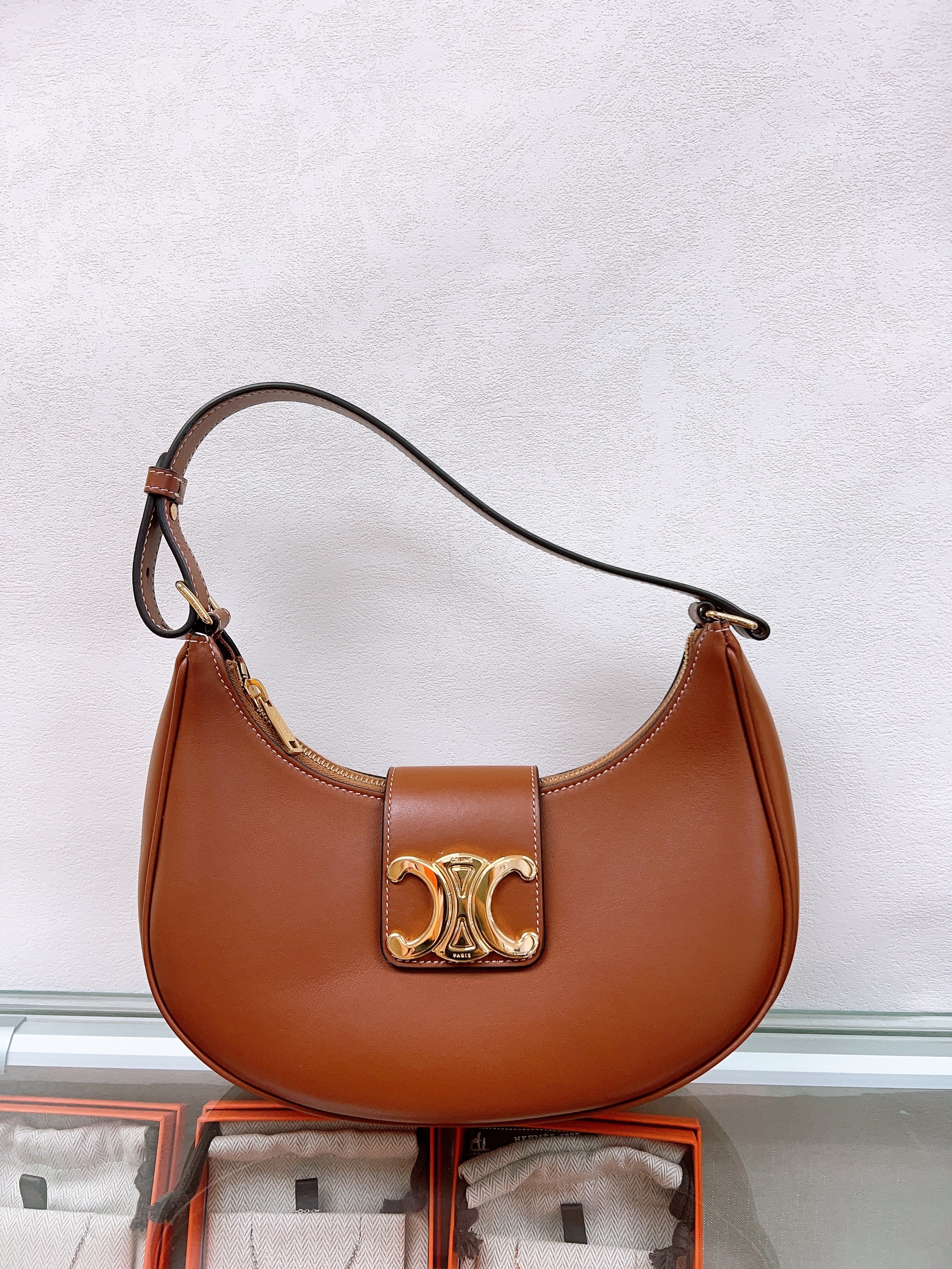 Celine triomphe ava medium tan