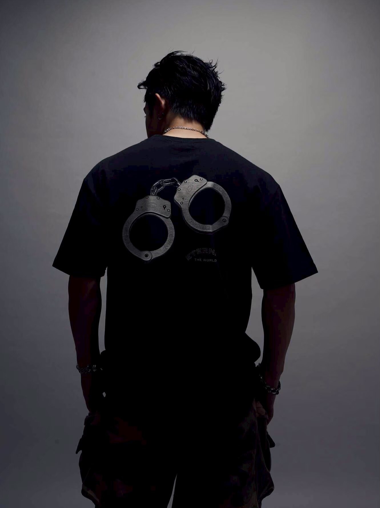 ETERNAL 金屬手銬 標語短袖 T