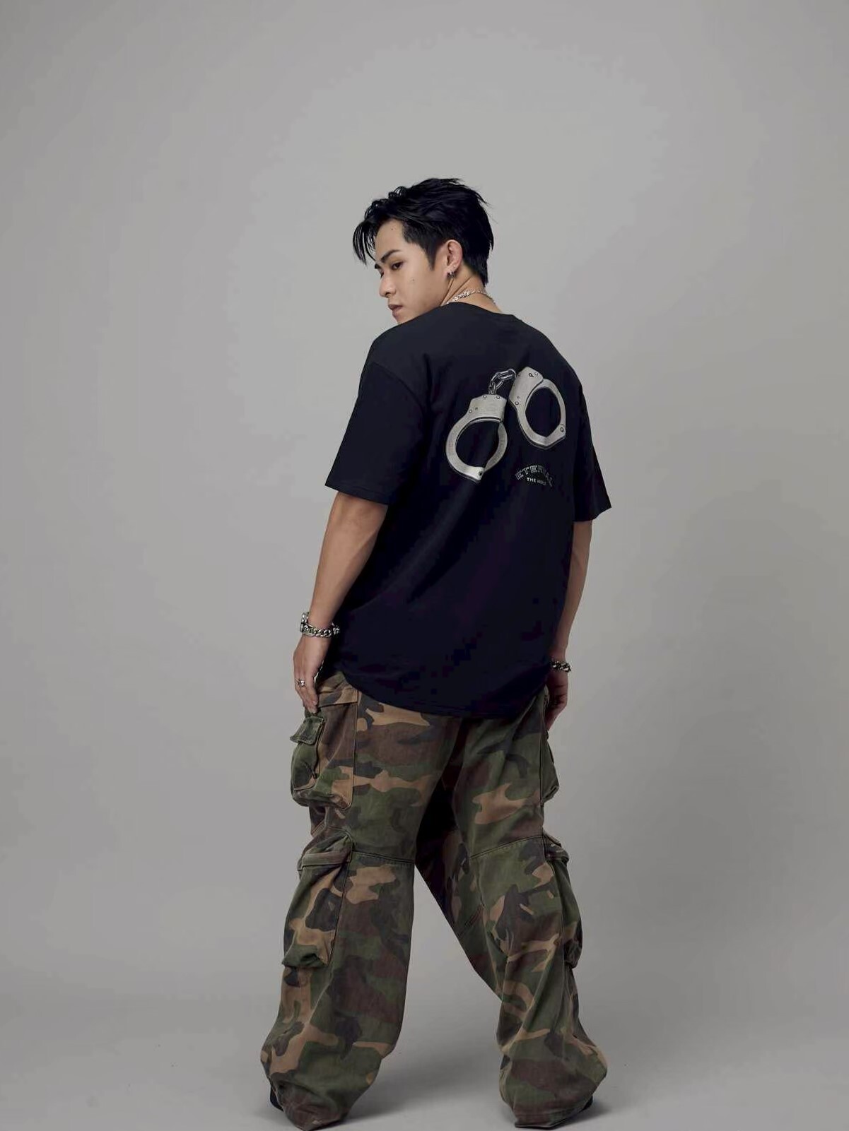 ETERNAL 金屬手銬 標語短袖 T