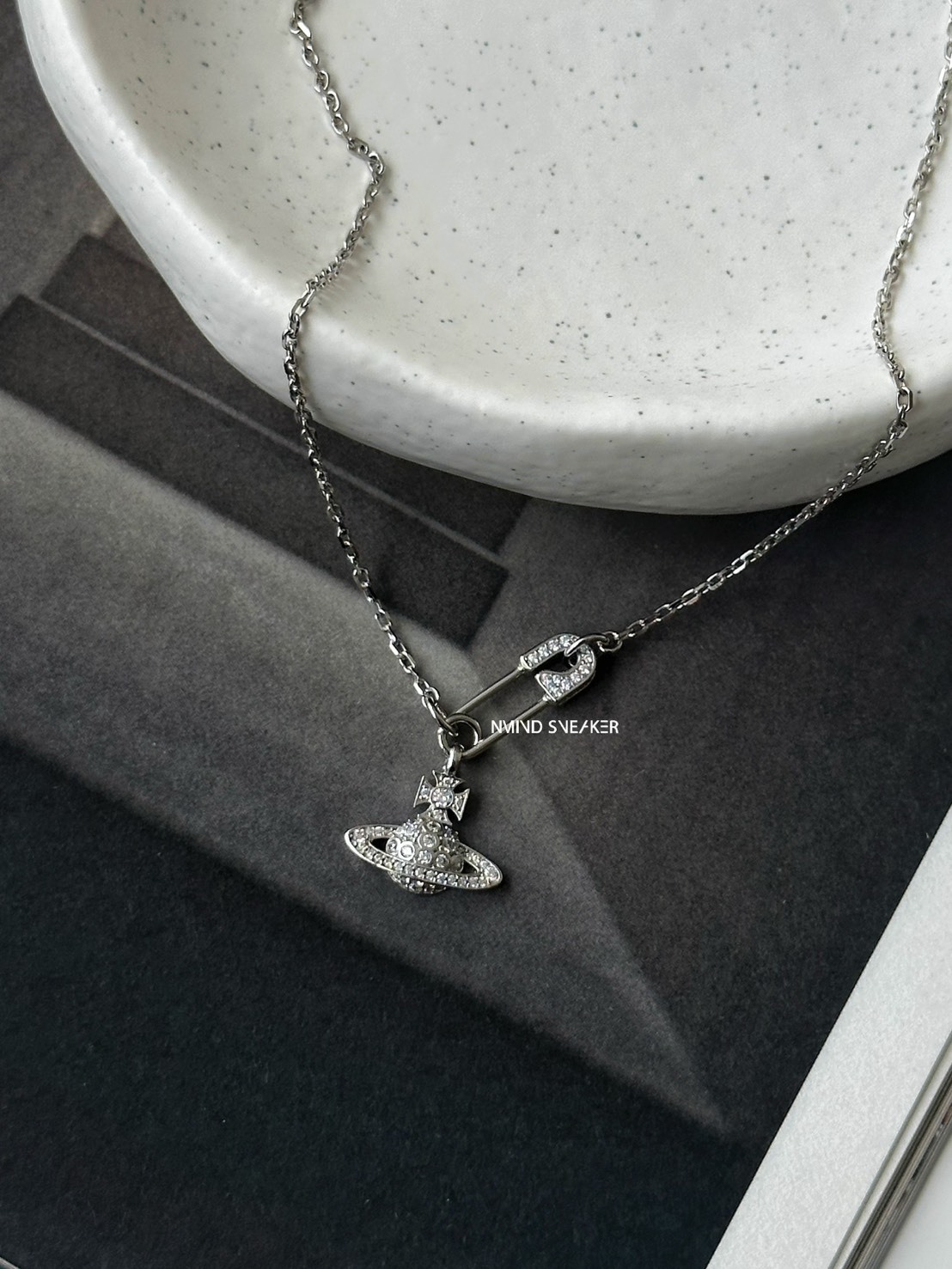 <好飾到✨> Vivienne Westwood Lucrece Pendant Necklace 滿鑽別針星球項鍊