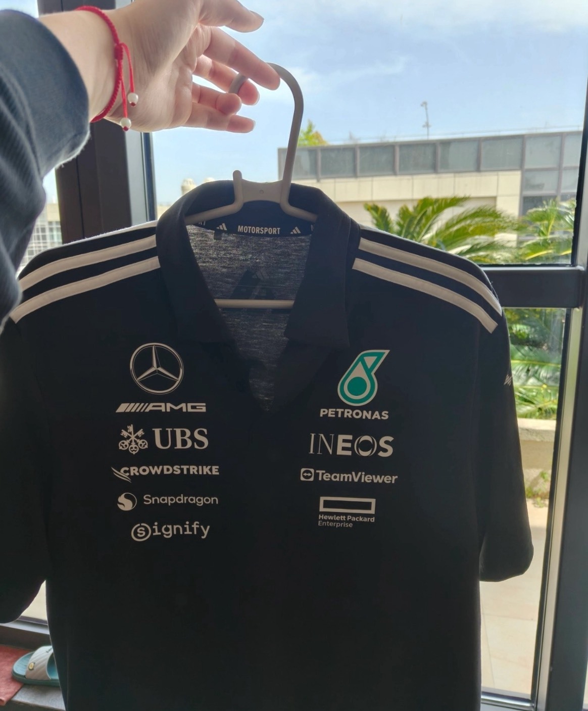 adidas x MERCEDES-AMG PETRONAS F1 TEAM 黑白 配色 LOGO條紋 時尚短袖 Polo衫 男款Aug25