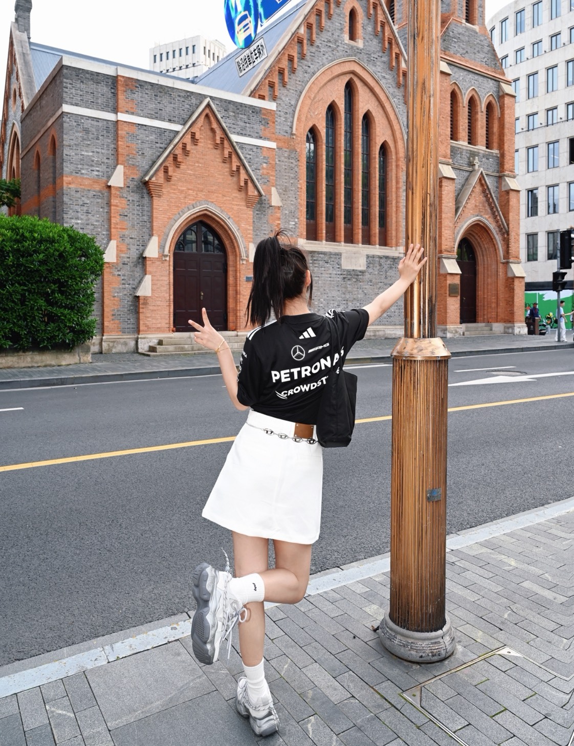 adidas x MERCEDES-AMG PETRONAS F1 TEAM 黑色條紋字母短袖T恤 男款 舒適百搭柔軟棉質潮T Aug25