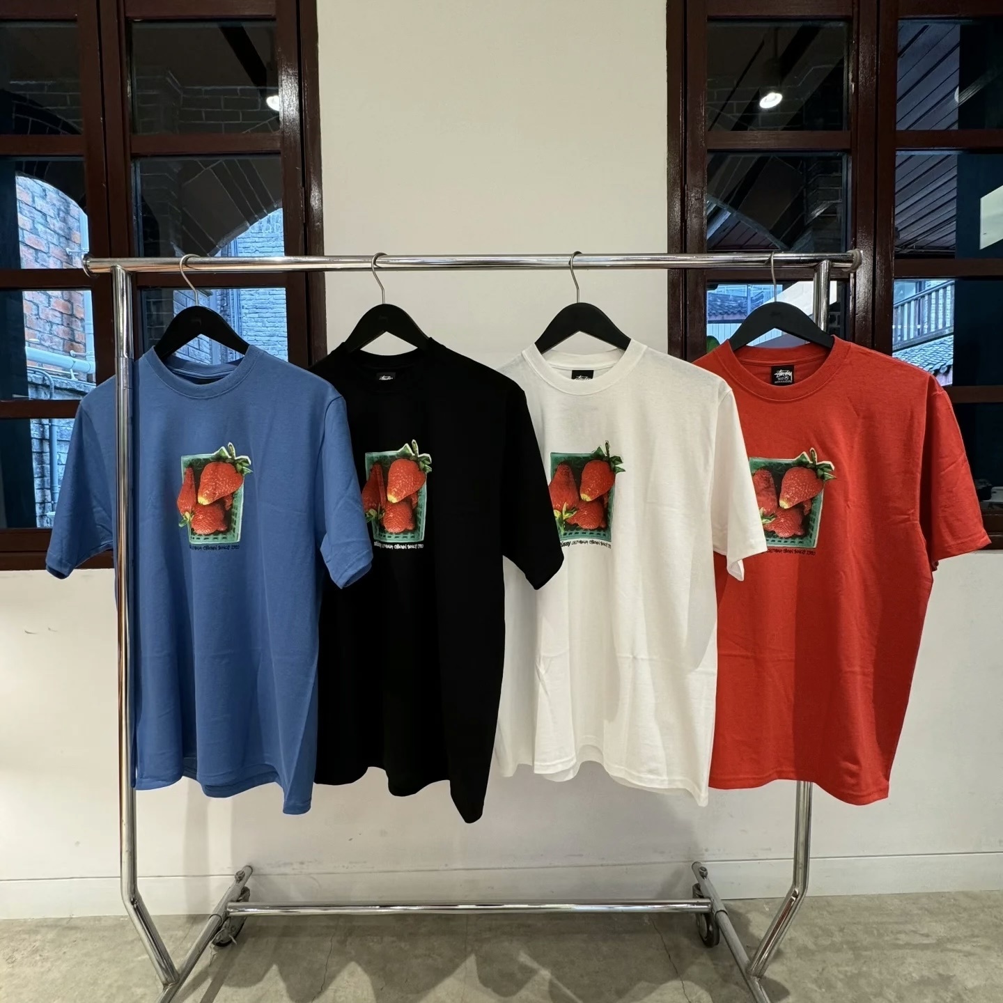 Stussy SS25 BERRIES TEE 草莓 LOGO 圓領 短袖上衣 短tee 1905108