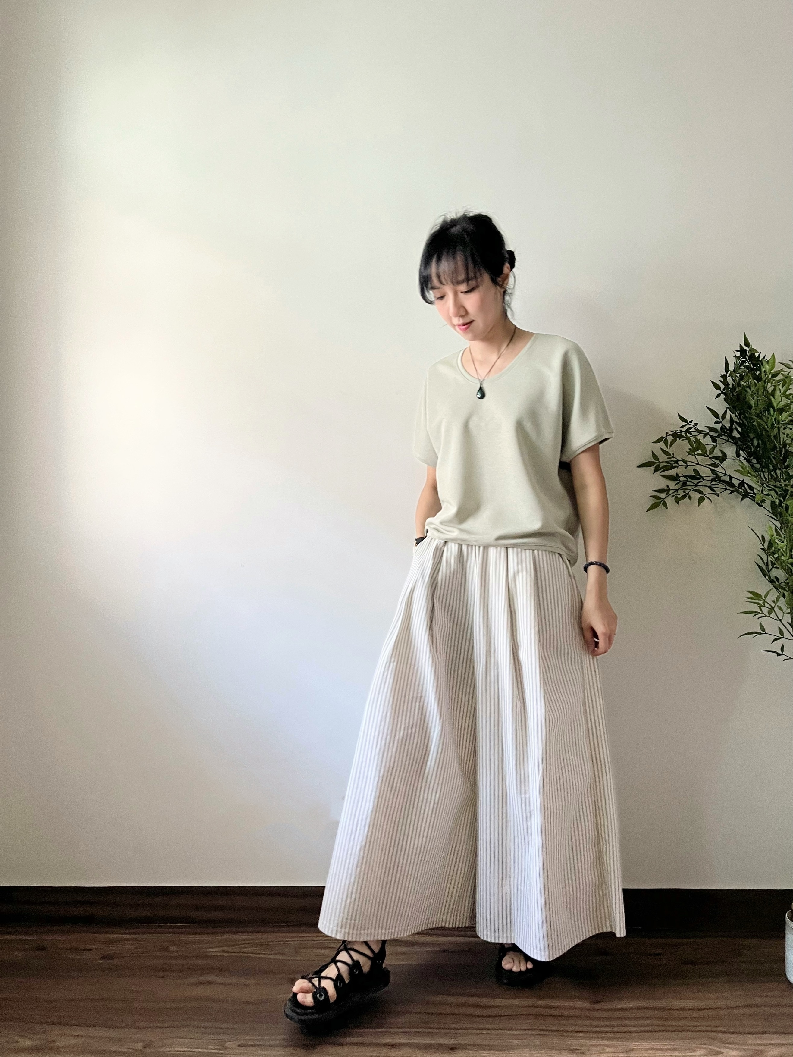 🌿V領 束邊 Basic Tee