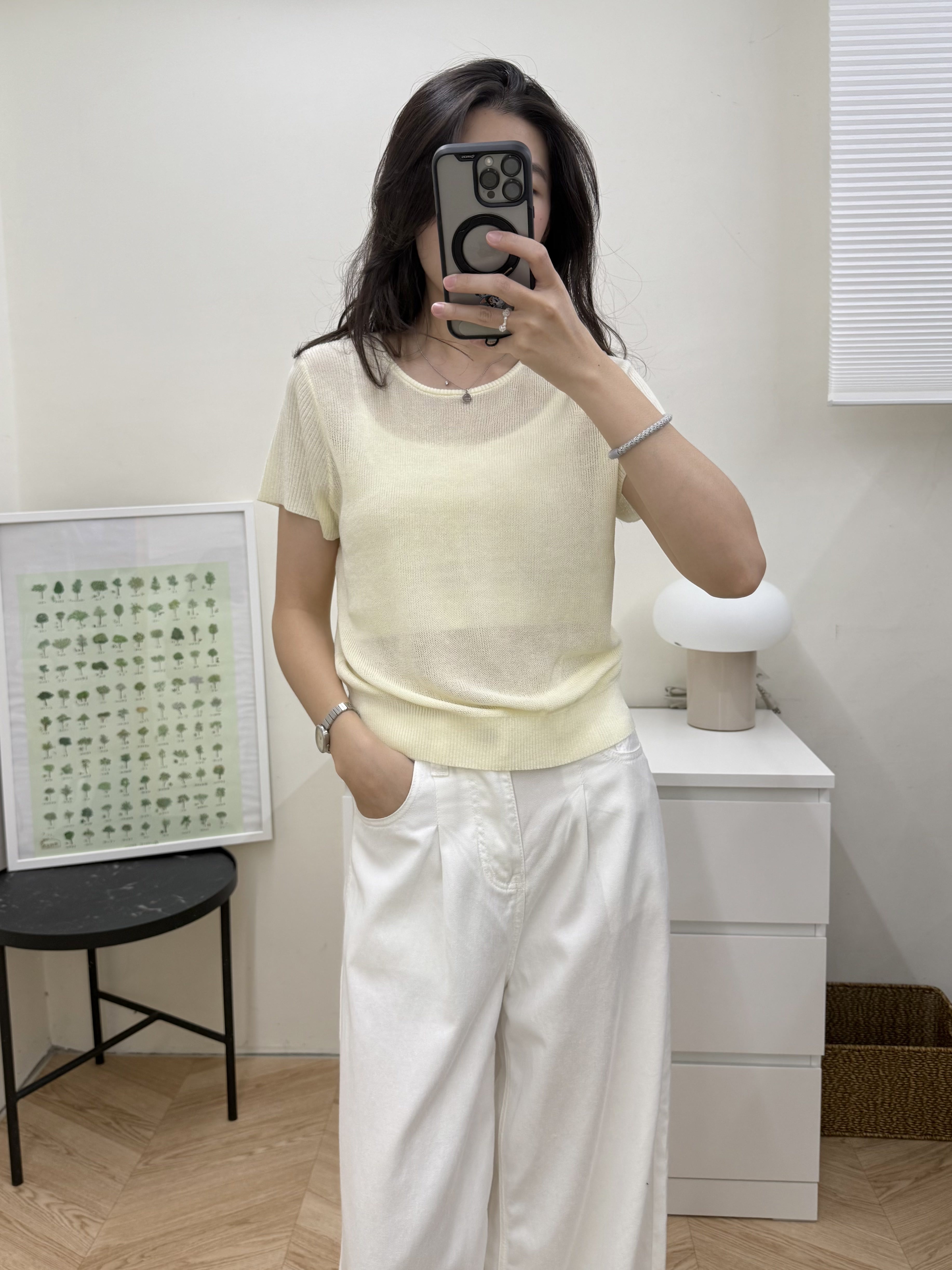 後扣圓領薄針織上衣