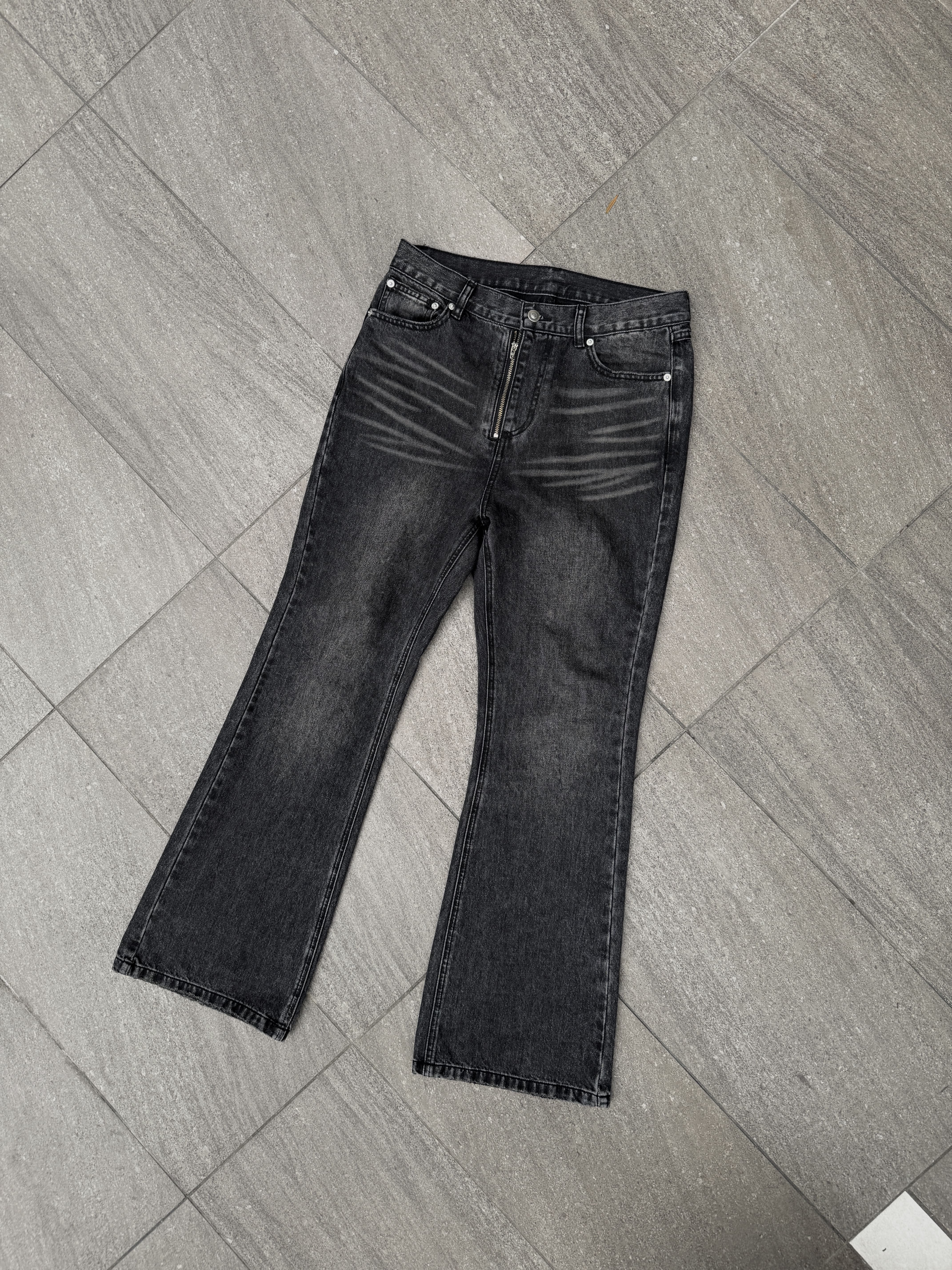 SYO 側線前移拉鍊牛仔喇叭褲 Front-Seam Flare Zip Jeans