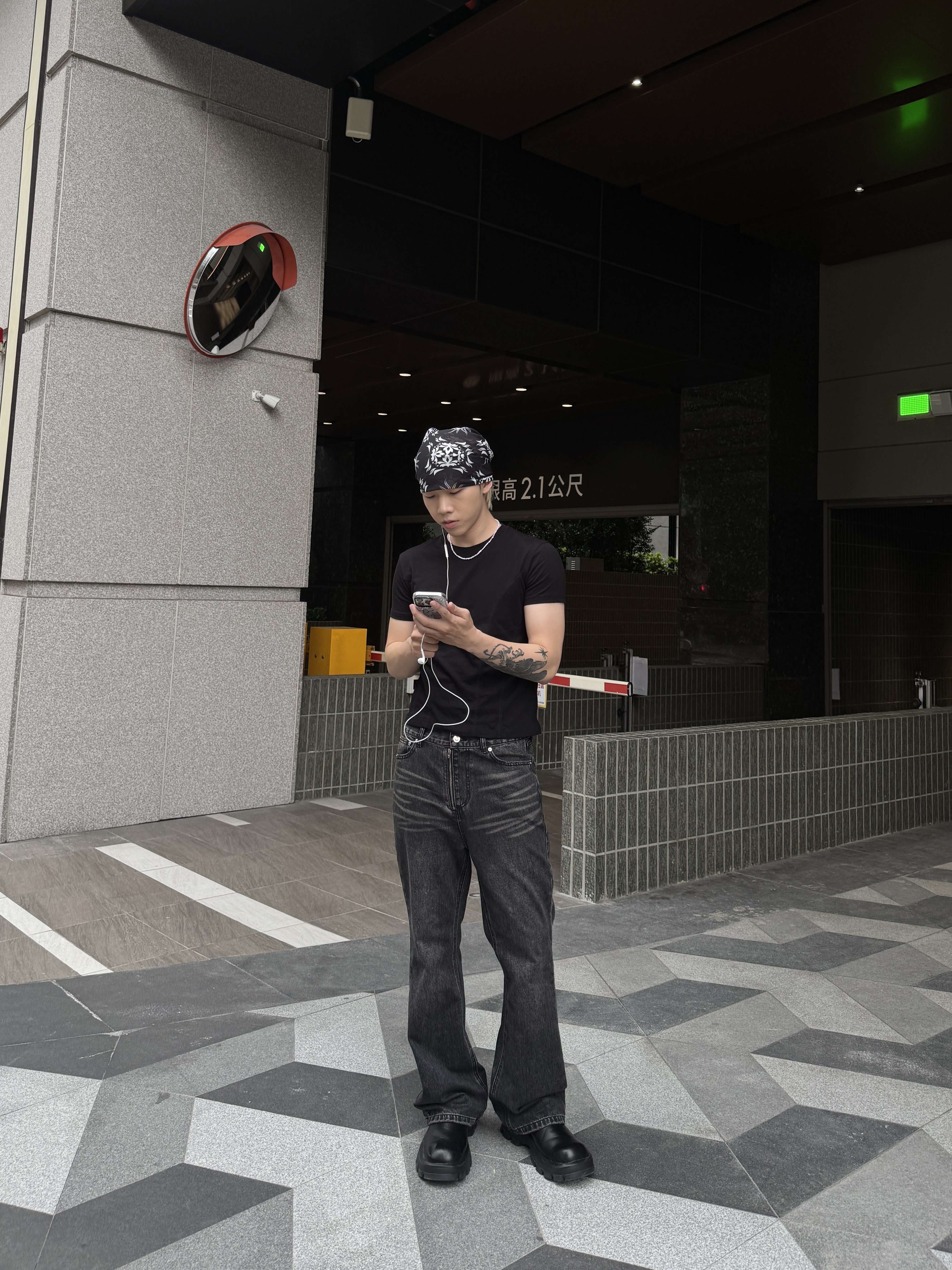 SYO 側線前移拉鍊牛仔喇叭褲 Front-Seam Flare Zip Jeans