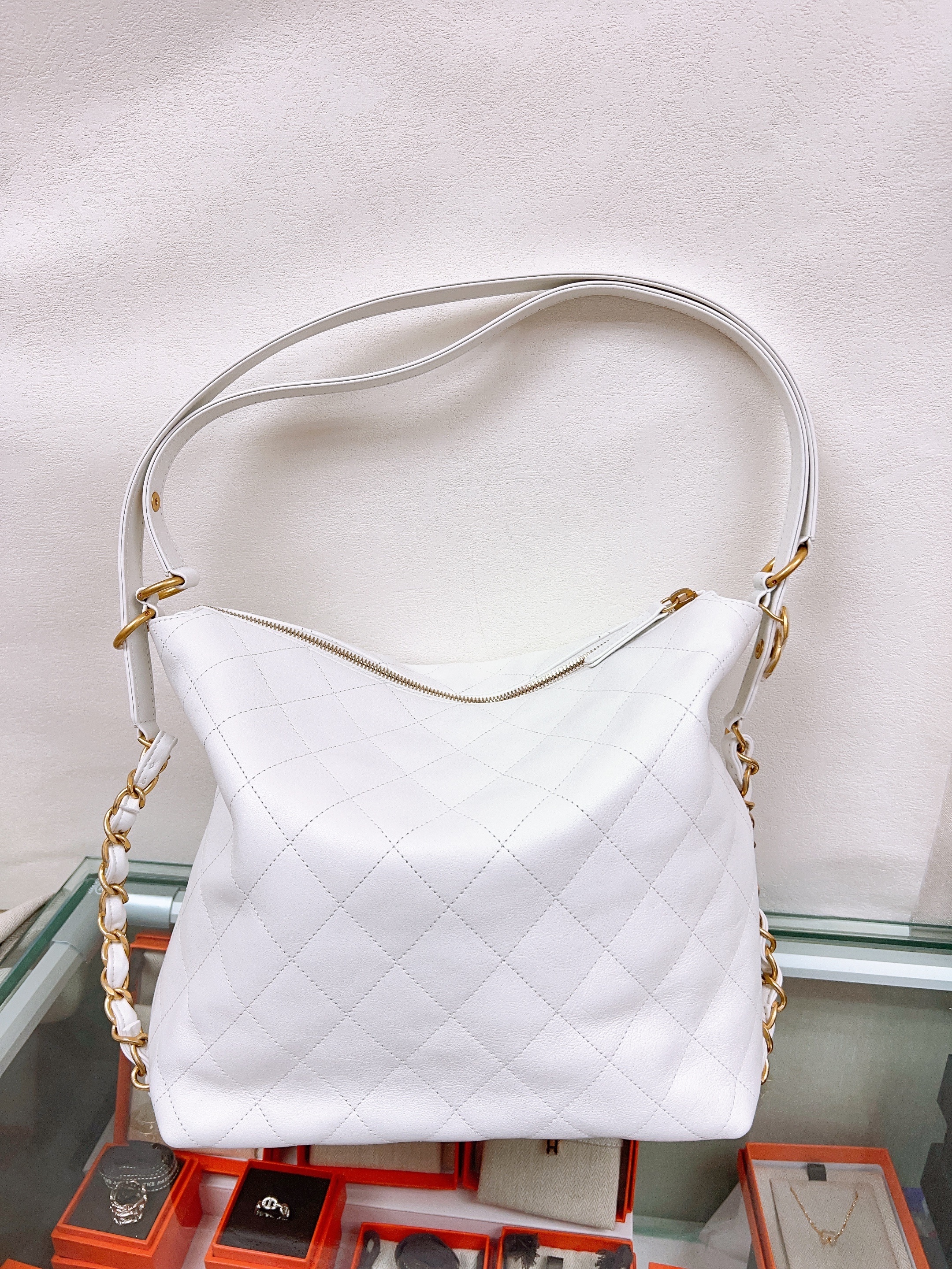 *Unused* Chanel 25s two-way hobo/ backpack white